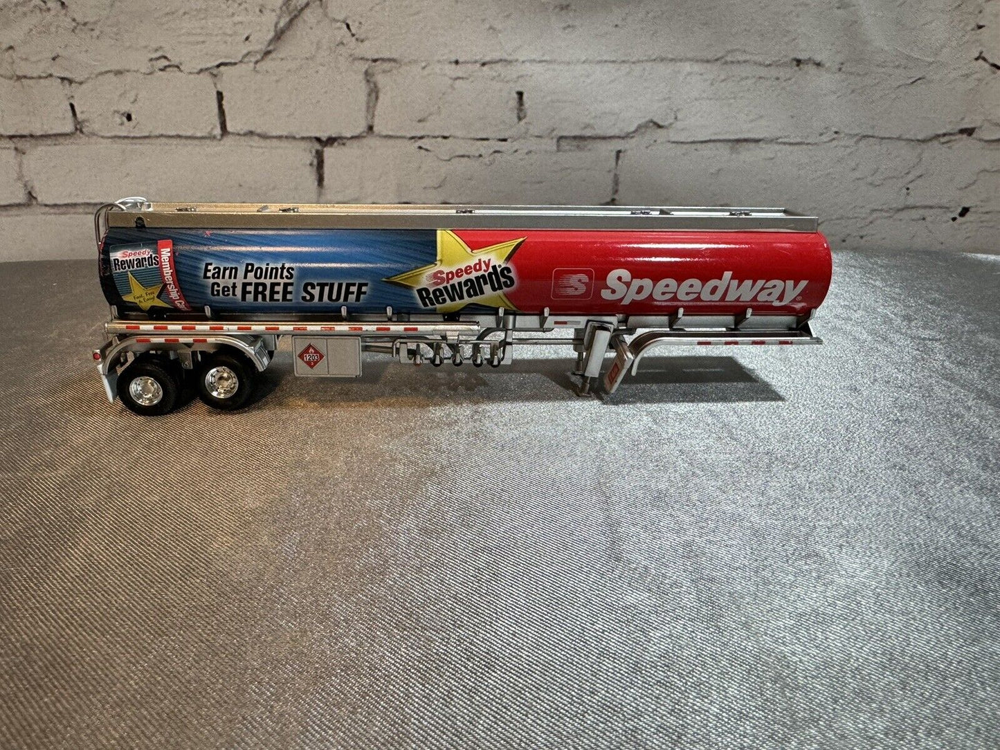 1/64 DCP/2014 First Gear Speedway Tanker