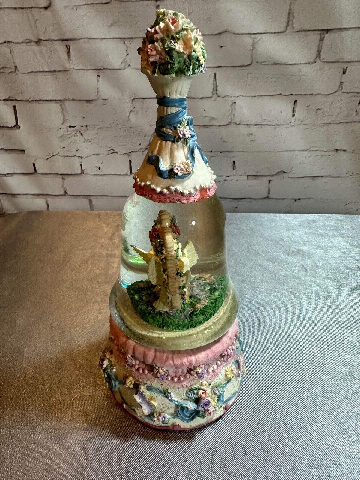 Vintage Musical dove Snow Globe Flowered Bouquet Plays “The Entertainer” VCFG
