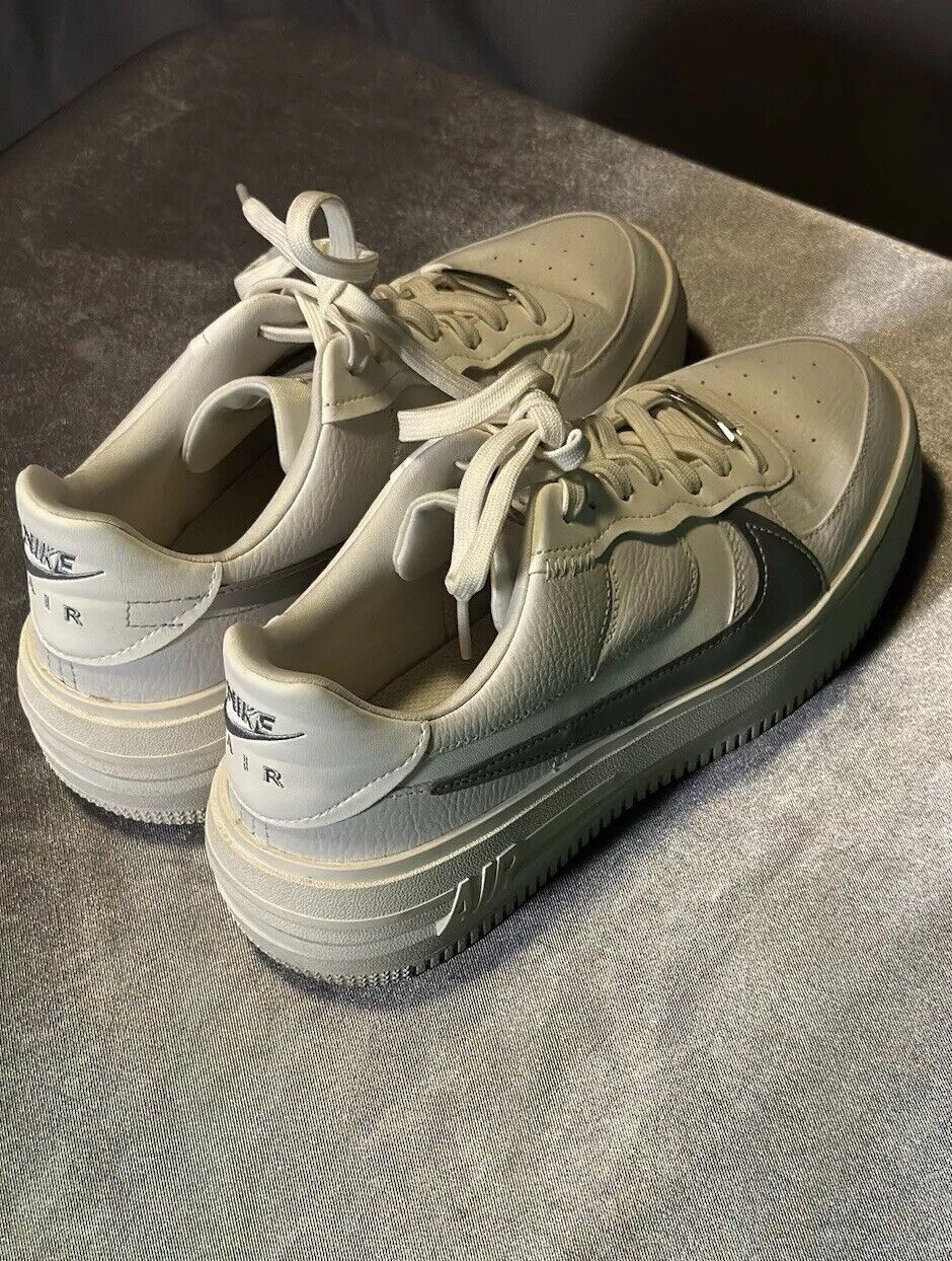 Wmns Air Force 1 '07 Essential 'Silver Swoosh' - Sz 9 WCLTH
