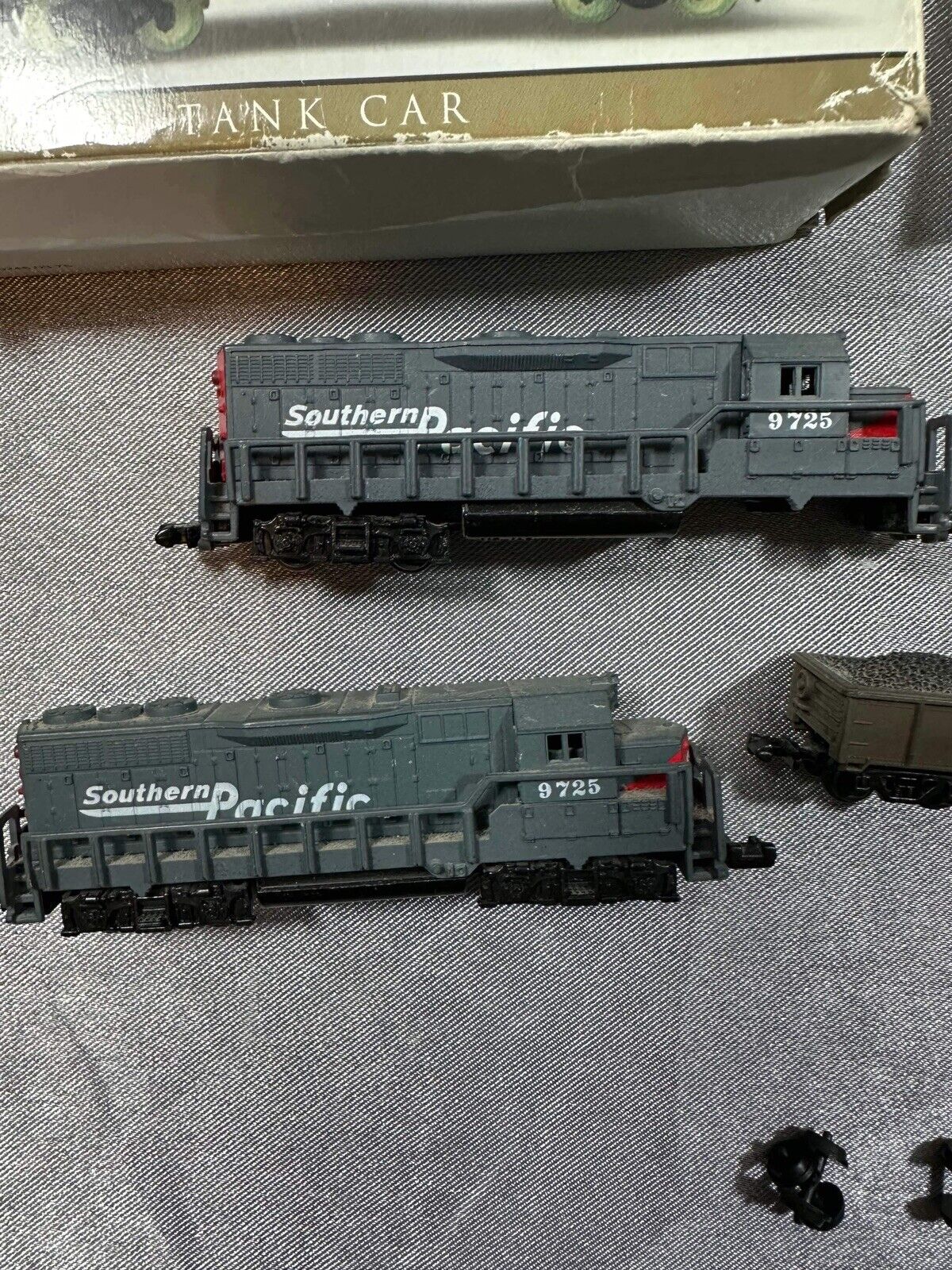 10Pc. High Speed Metal N Scale Train Display Set Southern Pacific Railroad Train