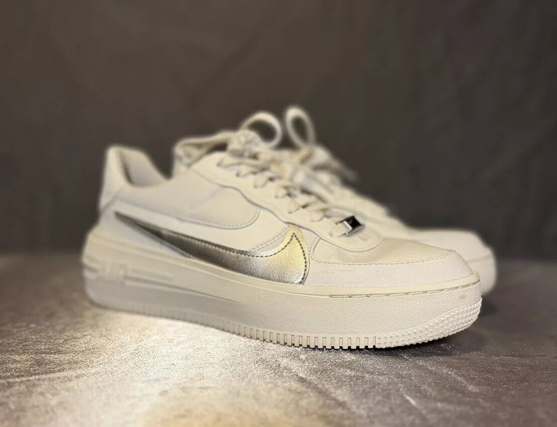 Wmns Air Force 1 '07 Essential 'Silver Swoosh' - Sz 9 WCLTH