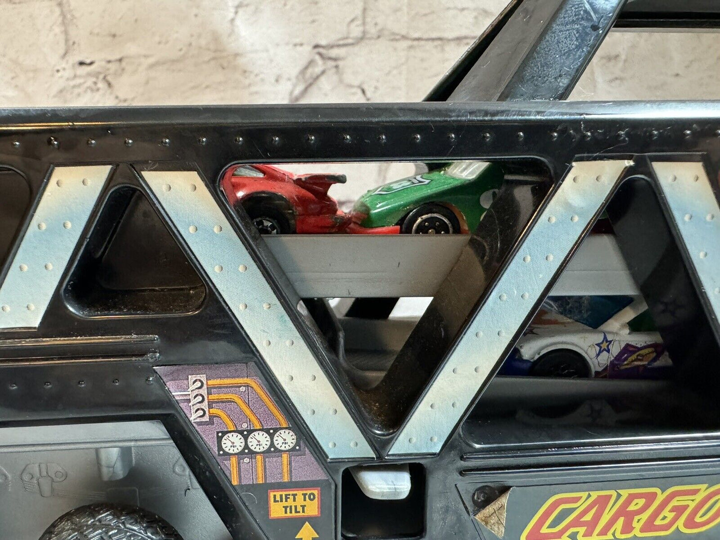 1997 Hot Wheels Cargo Carrier Semi Truck Car Hauler w/ 8 Mystery Match Box VTY