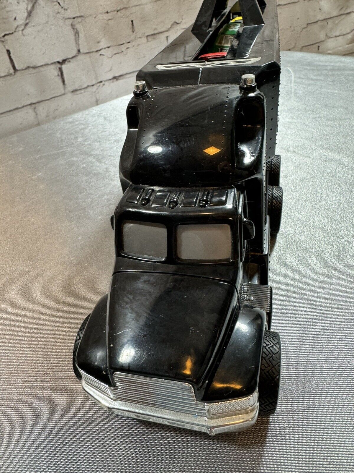 1997 Hot Wheels Cargo Carrier Semi Truck Car Hauler w/ 8 Mystery Match Box VTY