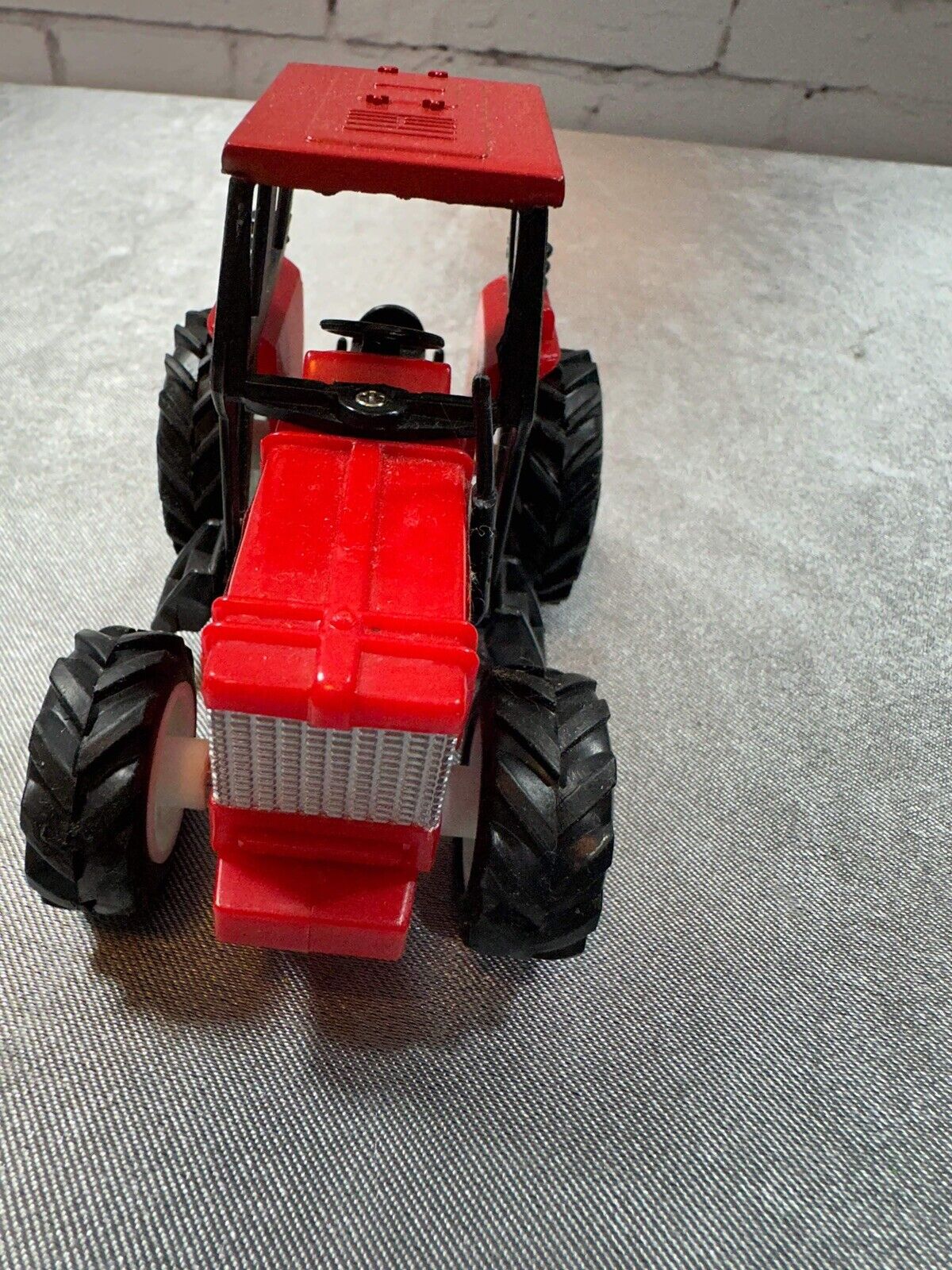 FARM TRACTOR - plastic- unbranded VTY 004