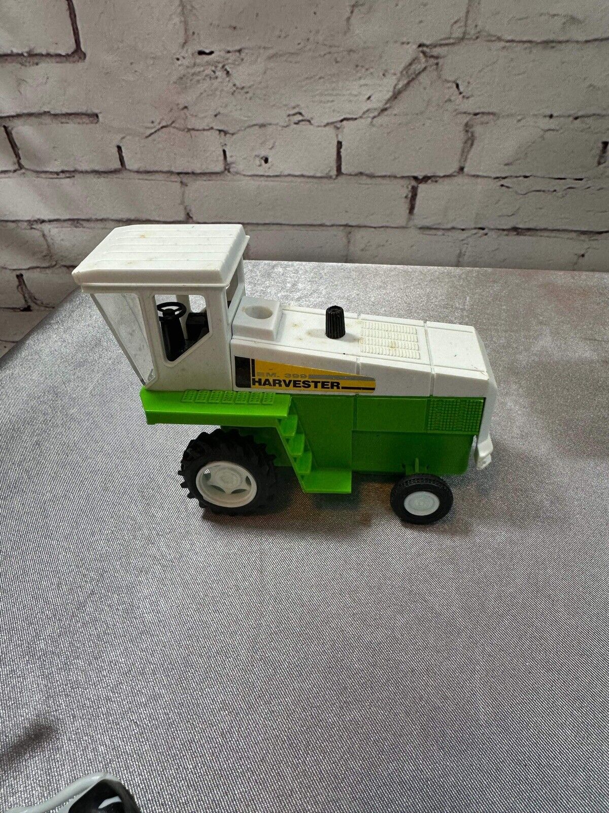Vintage New Ray 1999 EM 399 Harvester Toy Farm Vehicle 6" VTG 004