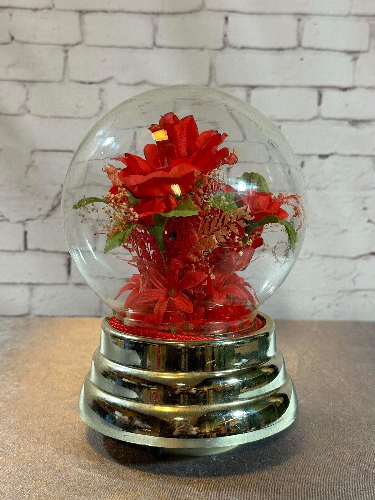 Vintage 1070s Illuminated Red Roses Glass Globe Windup Music Spins VHD QCC