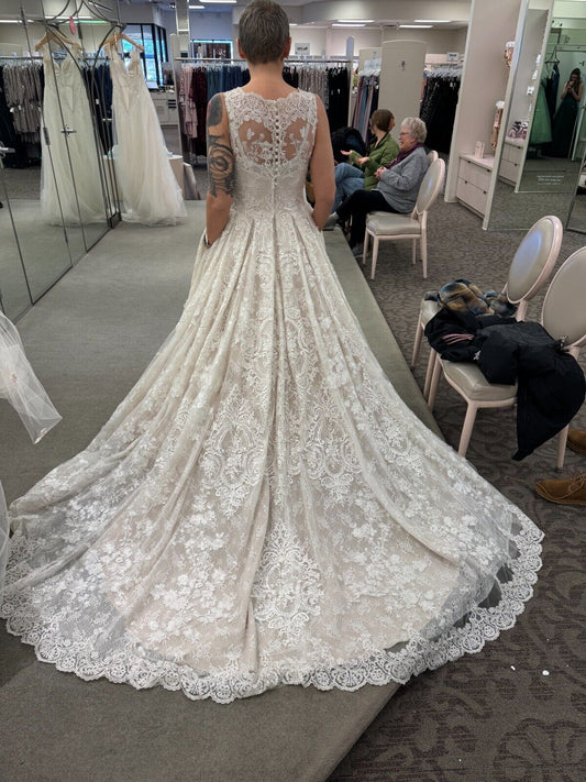 ✨ NEW✨ Size 12 GORGEOUS OLEG CASSINI wedding dress with POCKETS!!