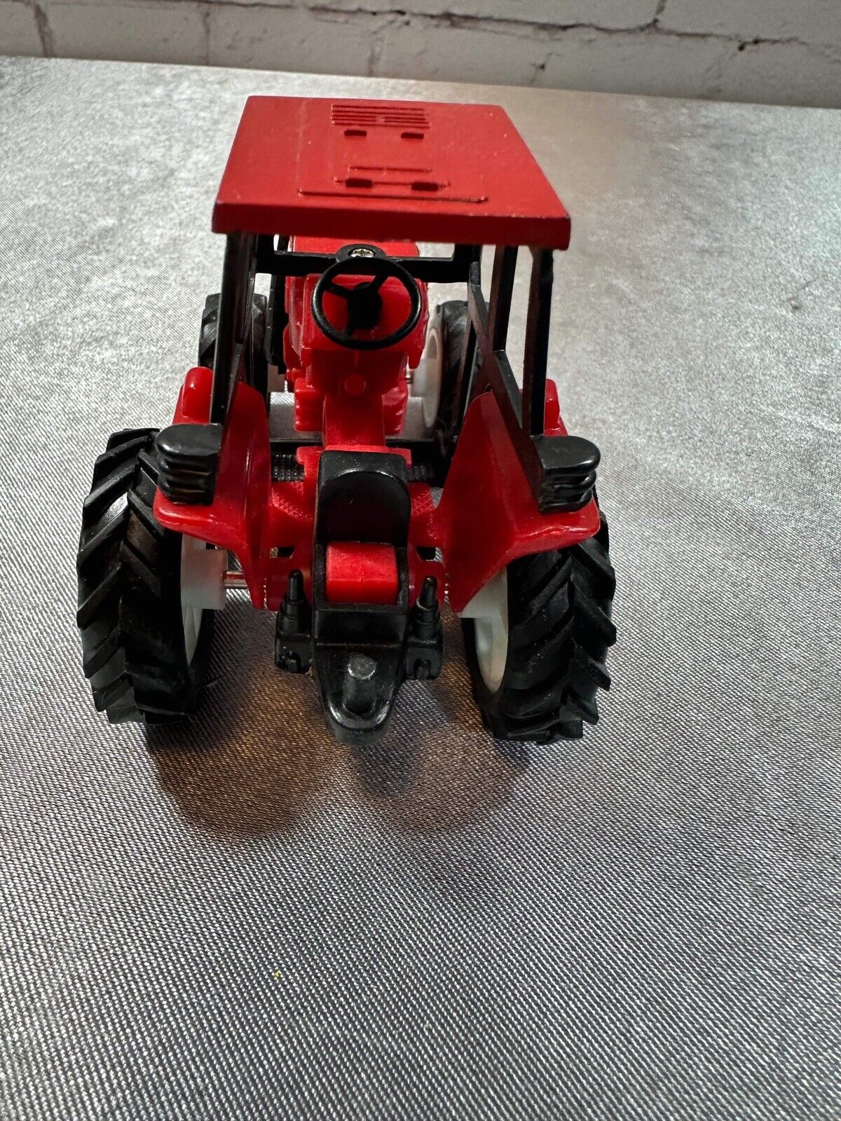 FARM TRACTOR - plastic- unbranded VTY 004