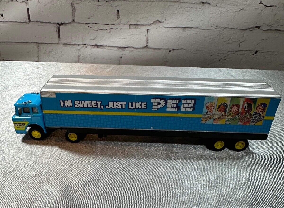 M2 Machines Pez 64 Ford C-950 & '65 Ford Econoline Delivery Van Diecast VTY 002