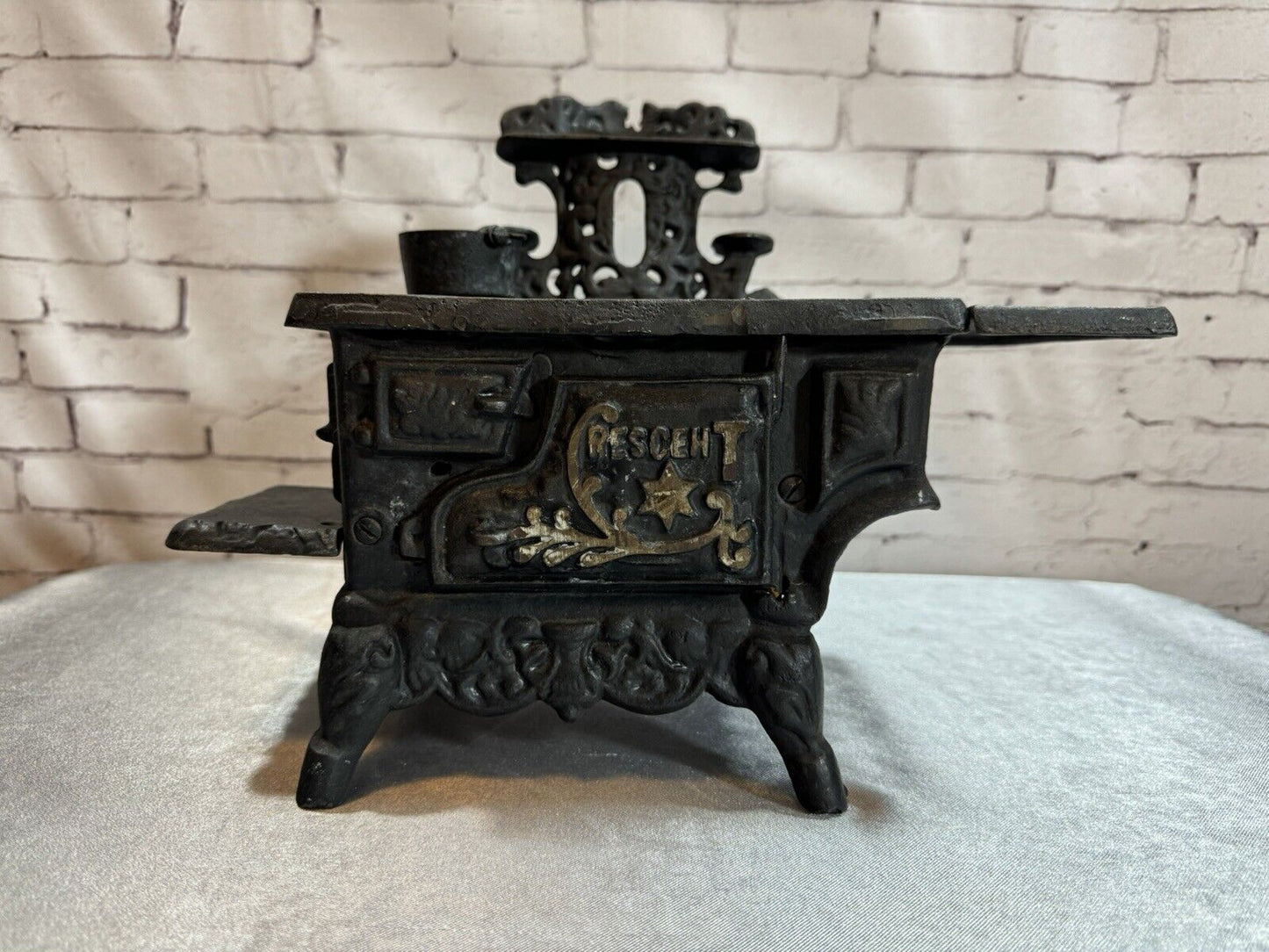 Rescent Cast Iron Miniature Wood Burning Stove with Pot VHD