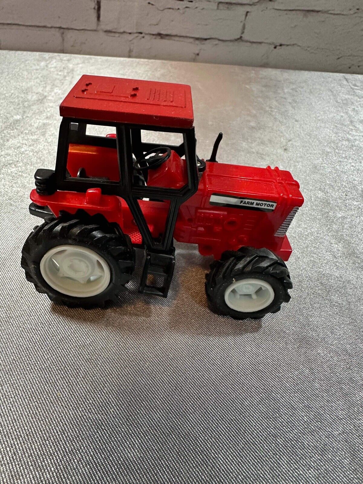 FARM TRACTOR - plastic- unbranded VTY 004