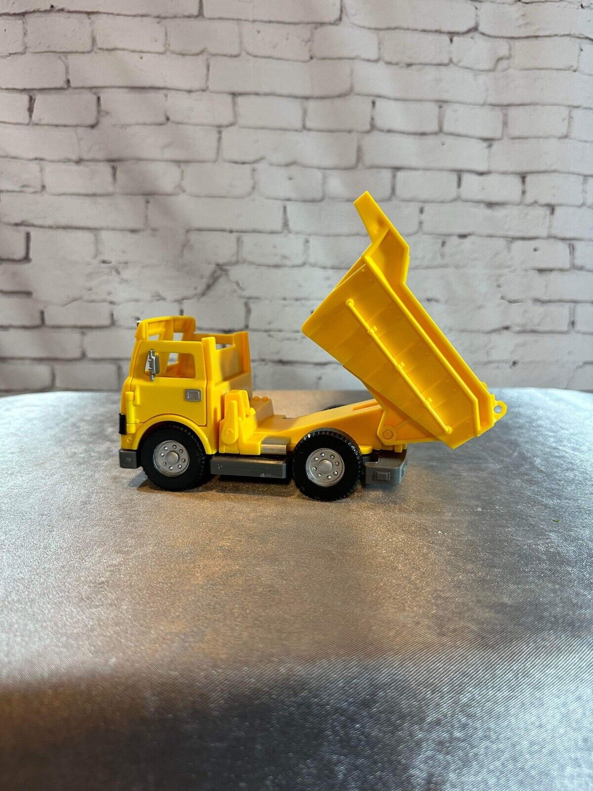 FISHER PRICE DUMP TRUCK PLASTIC 7"X 4" LEVER ACTION POPS UP BACK VTY