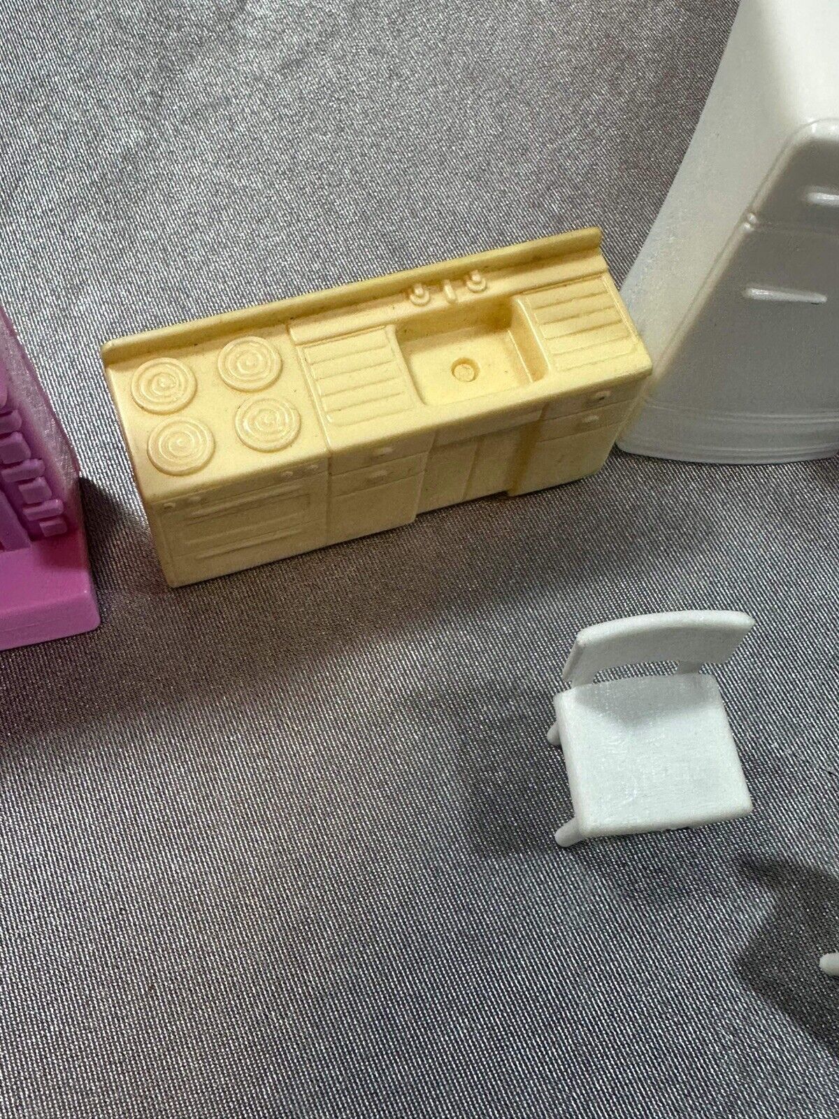 Lot of 8 Vintage Miniature Dollhouse Furniture & Appliances VTY 004