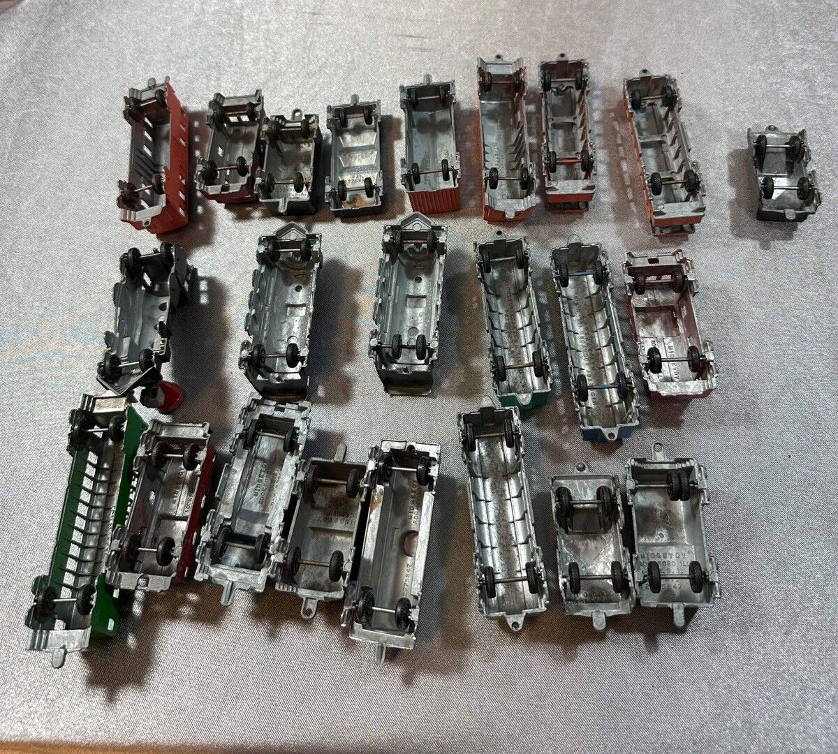 Lot of 23 Vintage Midgetoy Diecast Painted Railroad Train Cars VTY 003