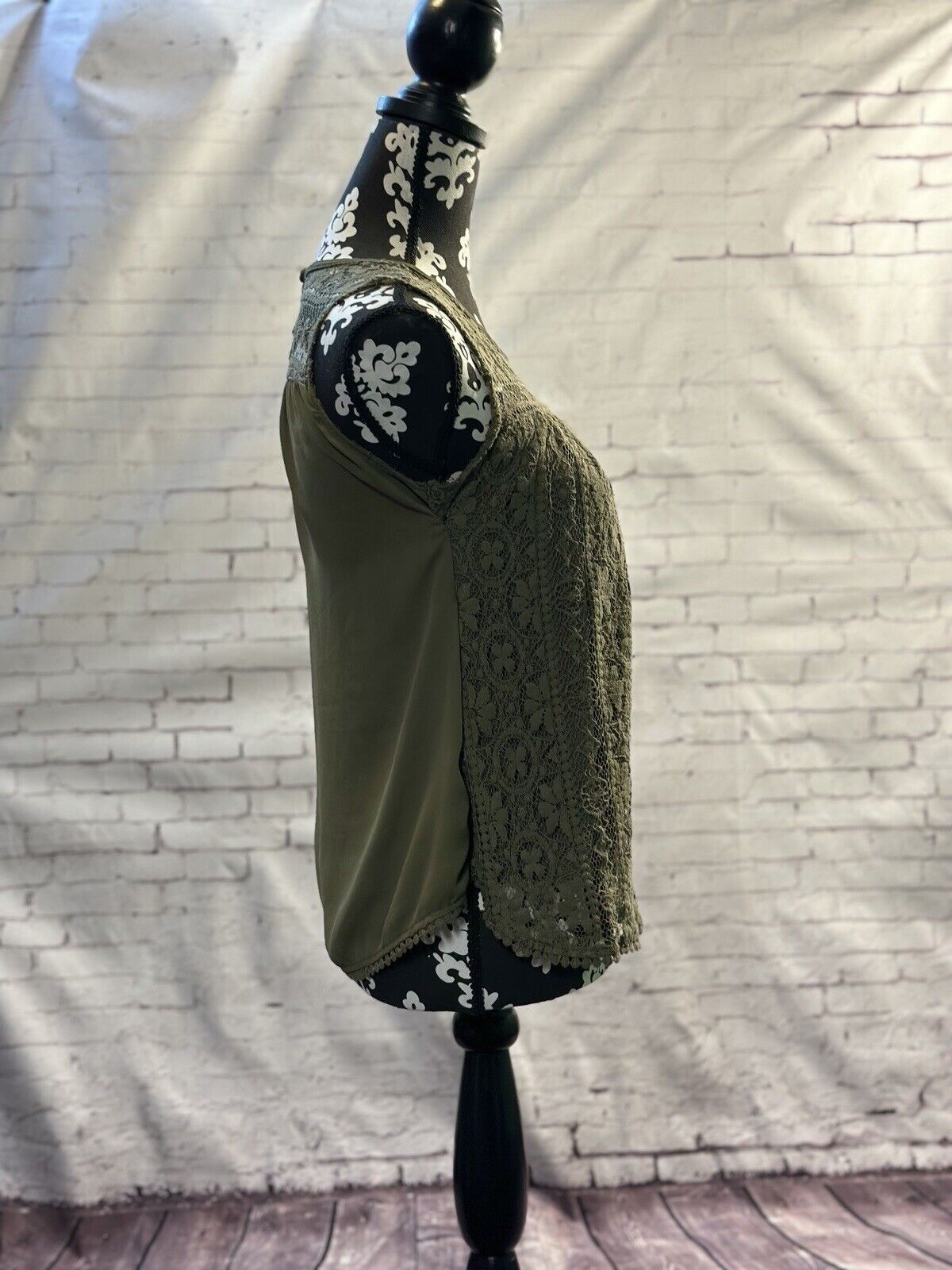 AMERICAN EAGLE Sleeveless, High Neck, Lace Green Top Size S