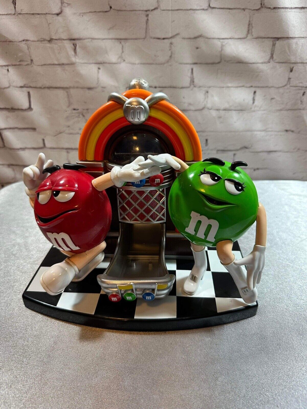Vintage/collectable M&M's Rock N' Roll Cafe Jukebox candy dispenser VCFG