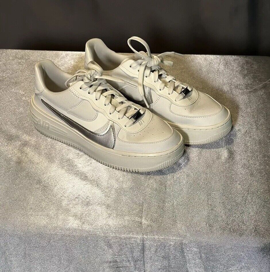 Wmns Air Force 1 '07 Essential 'Silver Swoosh' - Sz 9 WCLTH