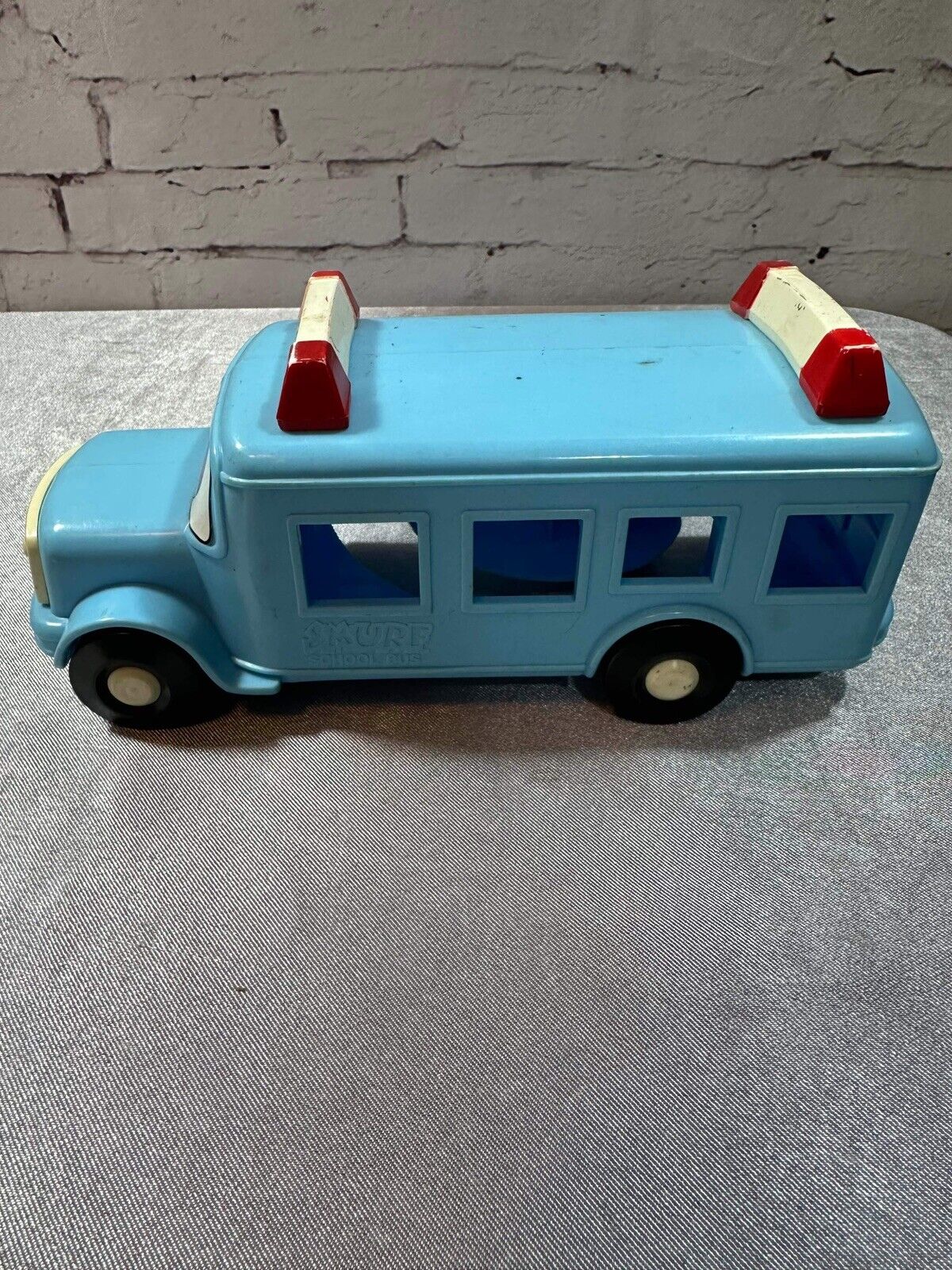 Vintage Smurf School Bus Toy Moving Parts Slide w/ 2 Figurines VTY 003