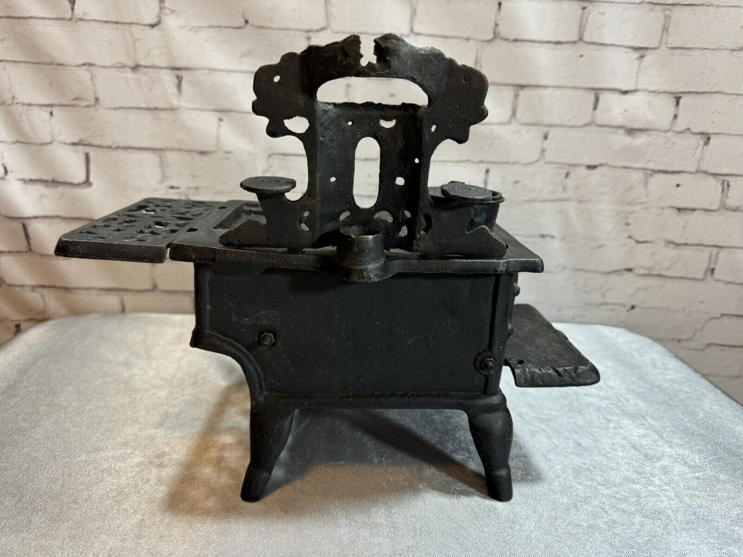 Rescent Cast Iron Miniature Wood Burning Stove with Pot VHD