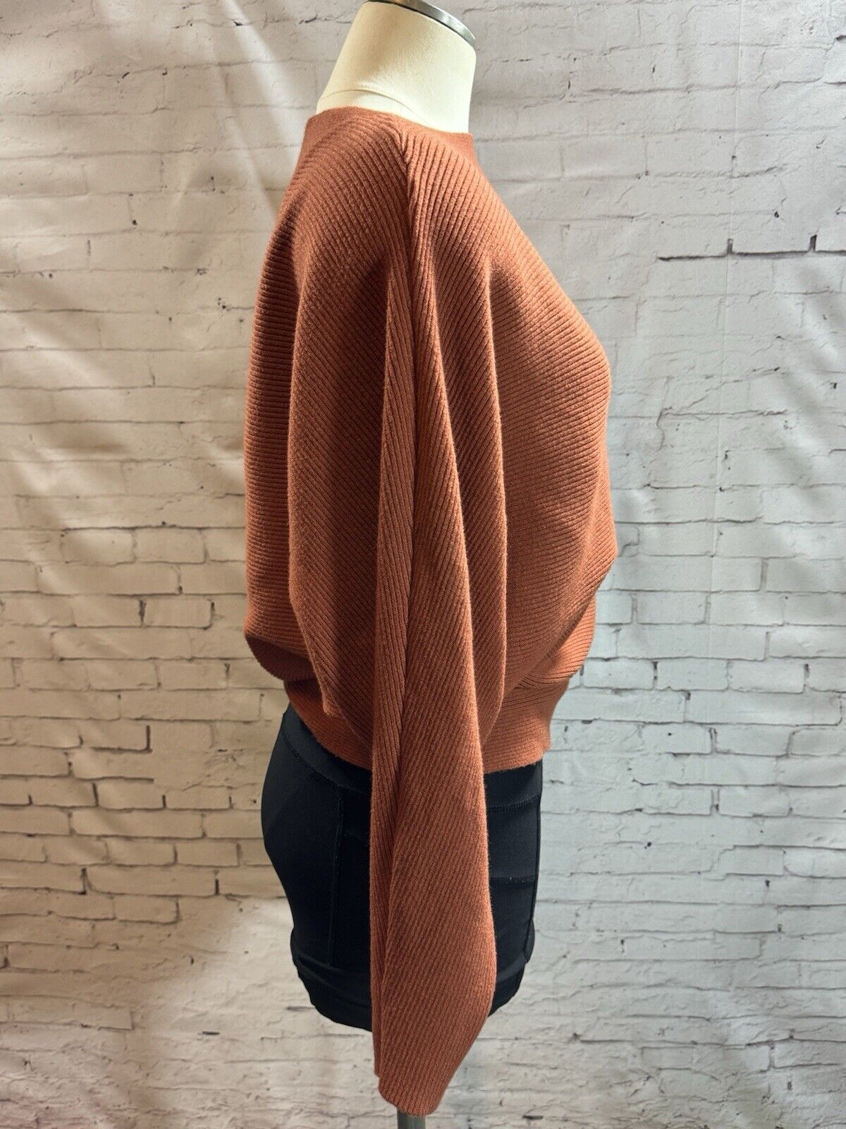 Women’s SZ M oversized Tunic Fitted Waistline Slit Neck Sweater - WCLTH 001