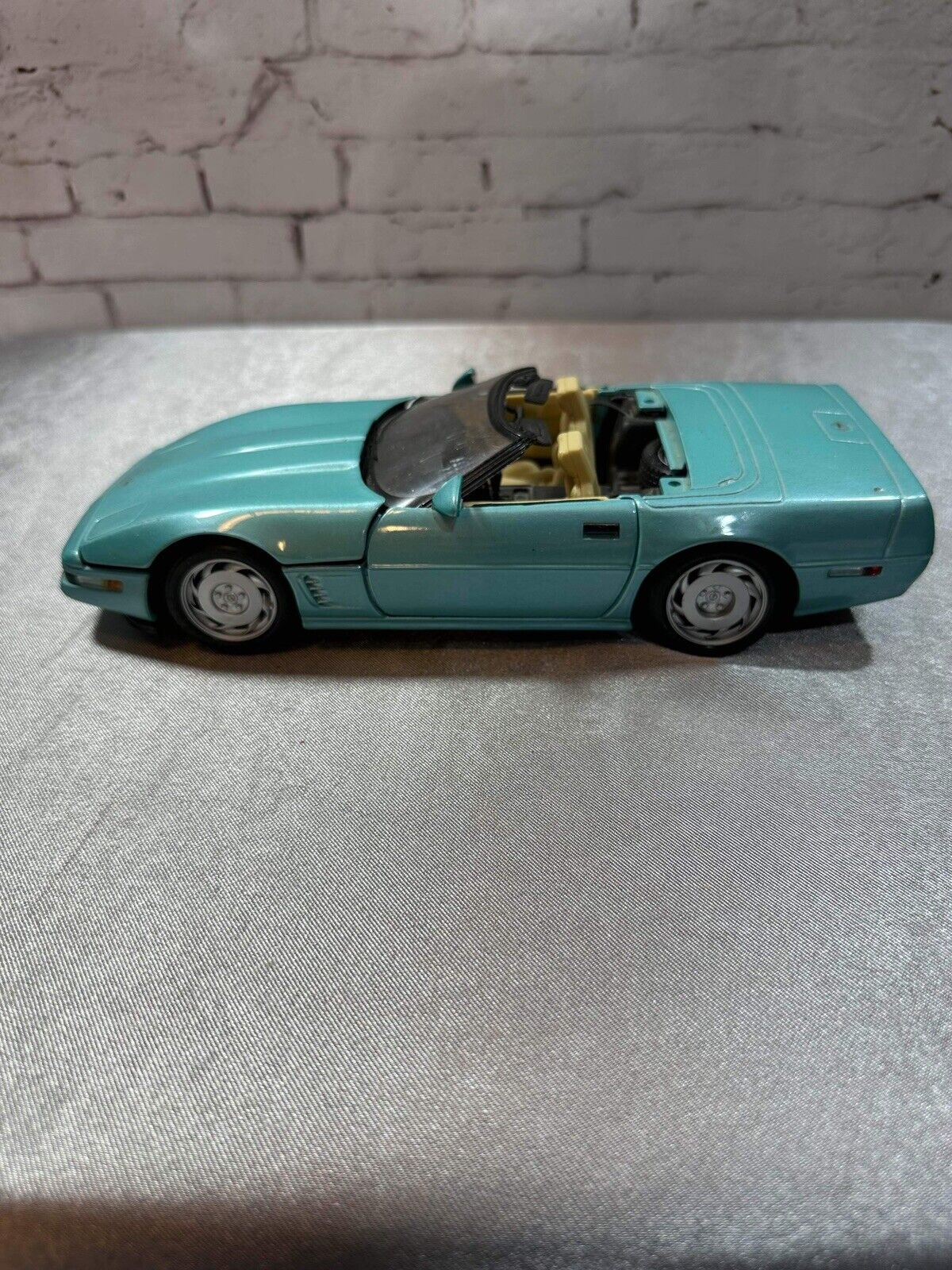 Maisto Special Ed. 1996 Powder Light Blue Chevrolet Corvette 1:18 Diecast VTY002