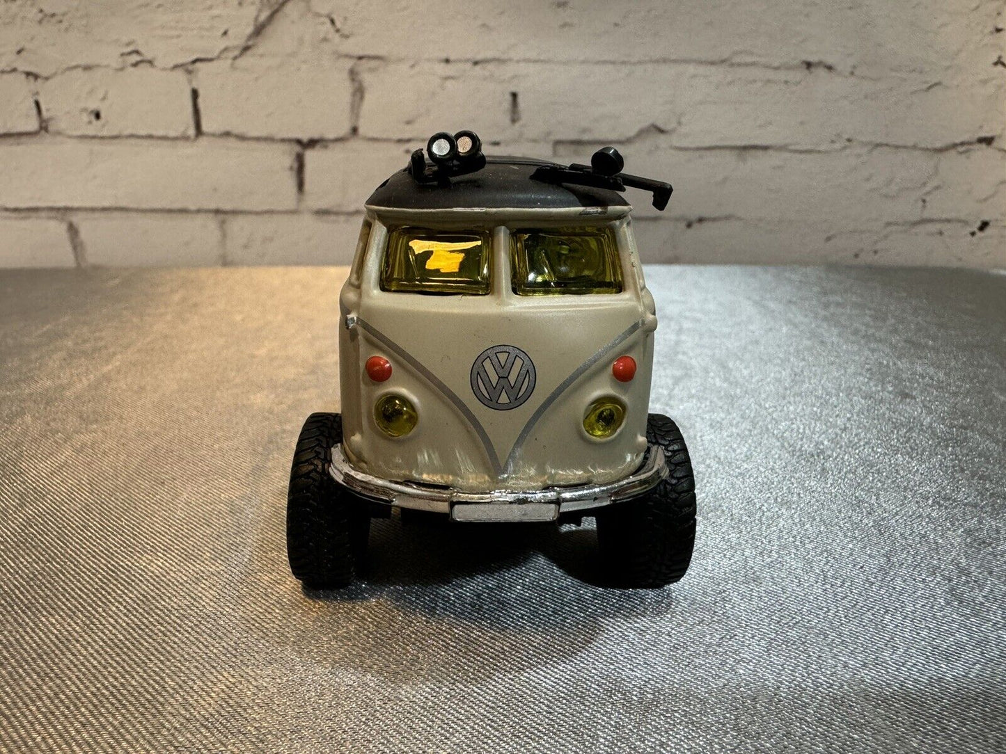 Maisto 4x4 VW Volkswagen Van Samba Off Road, Cream Color, 1/40 VTY 005