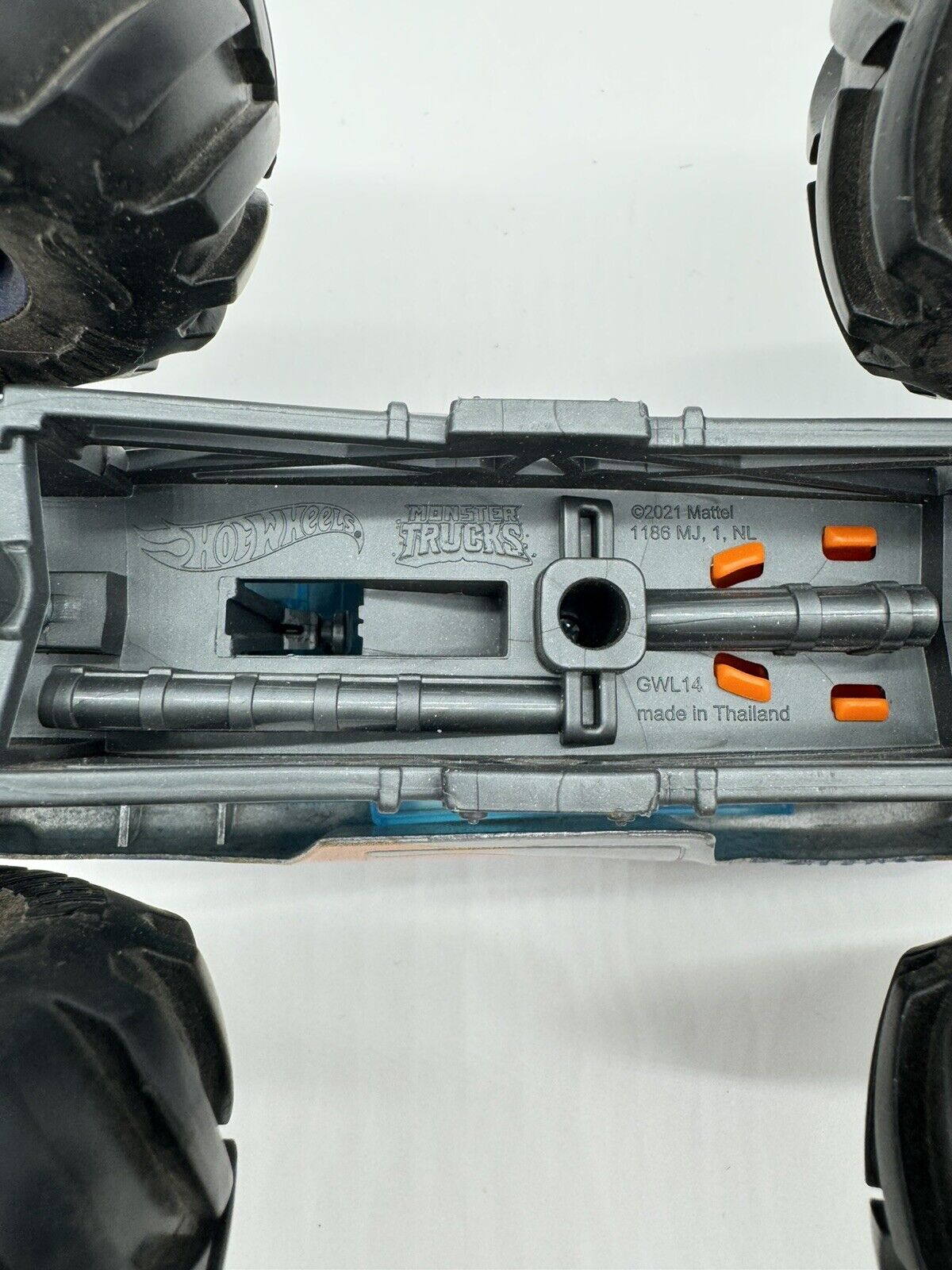 Hot Wheels MONSTER TRUCK 1972 DODGE CHALLENGER 1:24 Hemi