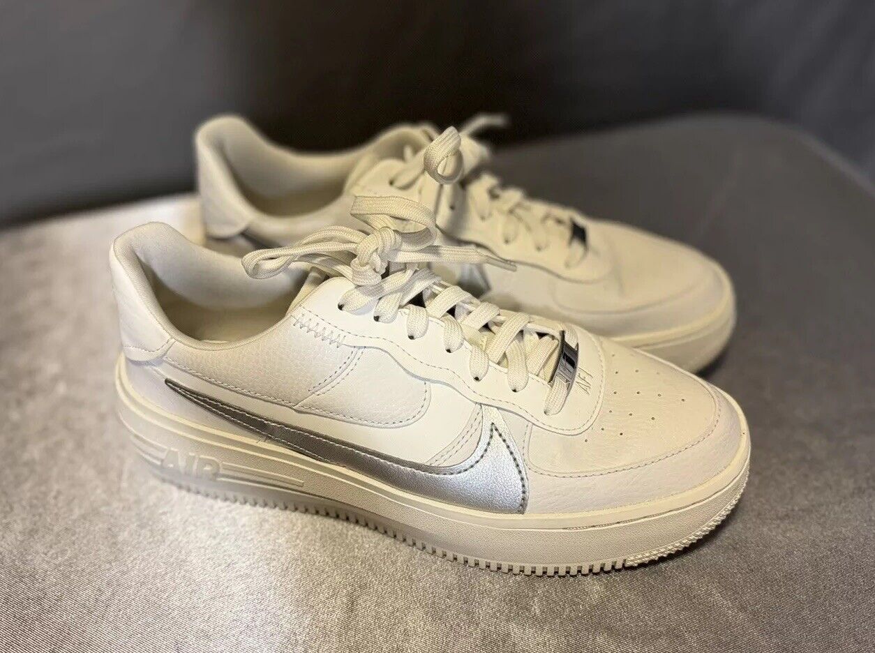 Wmns Air Force 1 '07 Essential 'Silver Swoosh' - Sz 9 WCLTH
