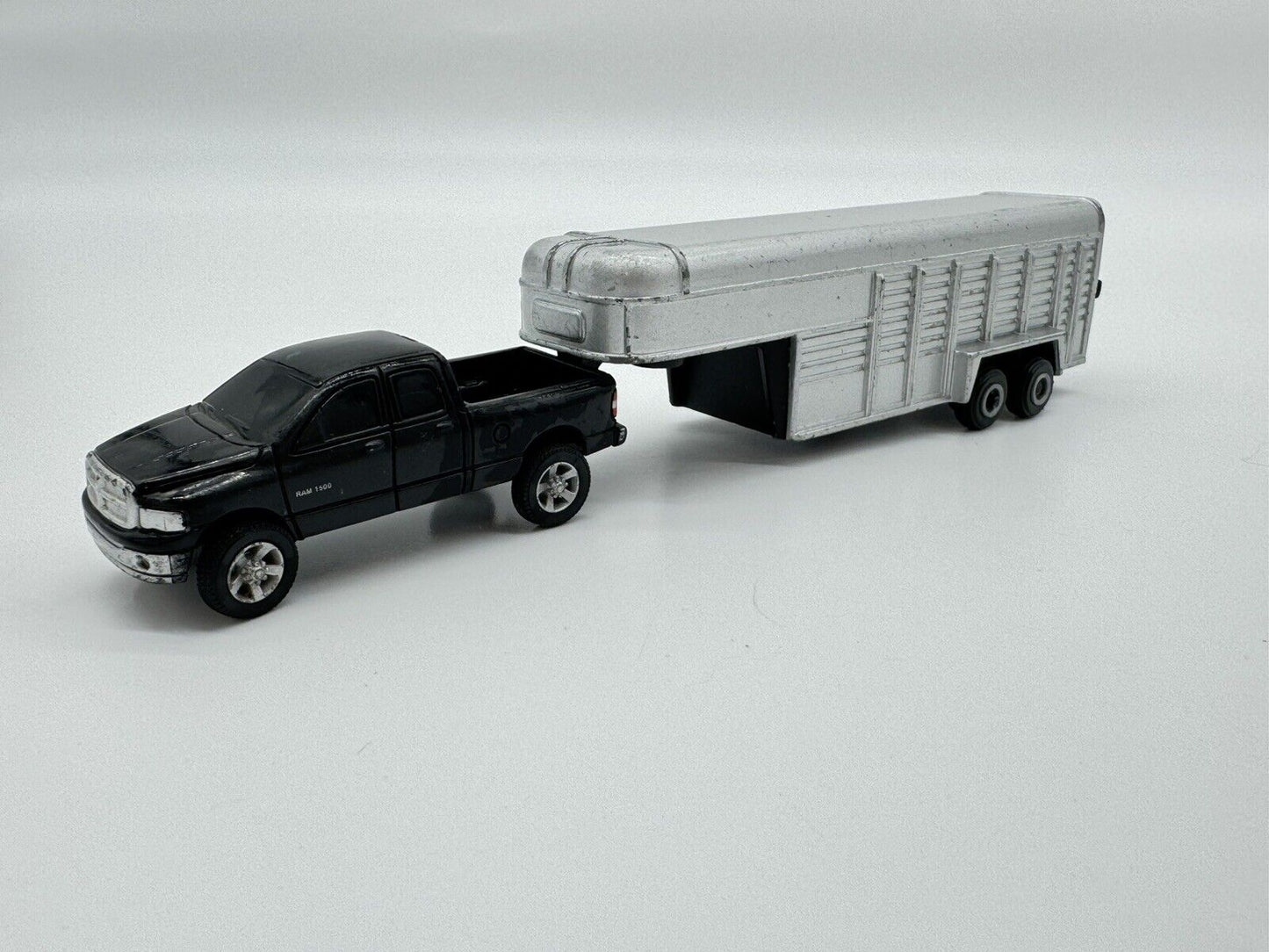 ERTL Gooseneck Silver Horse Livestock Trailer Die-Cast Metal 5th Wheel Toy 1/64