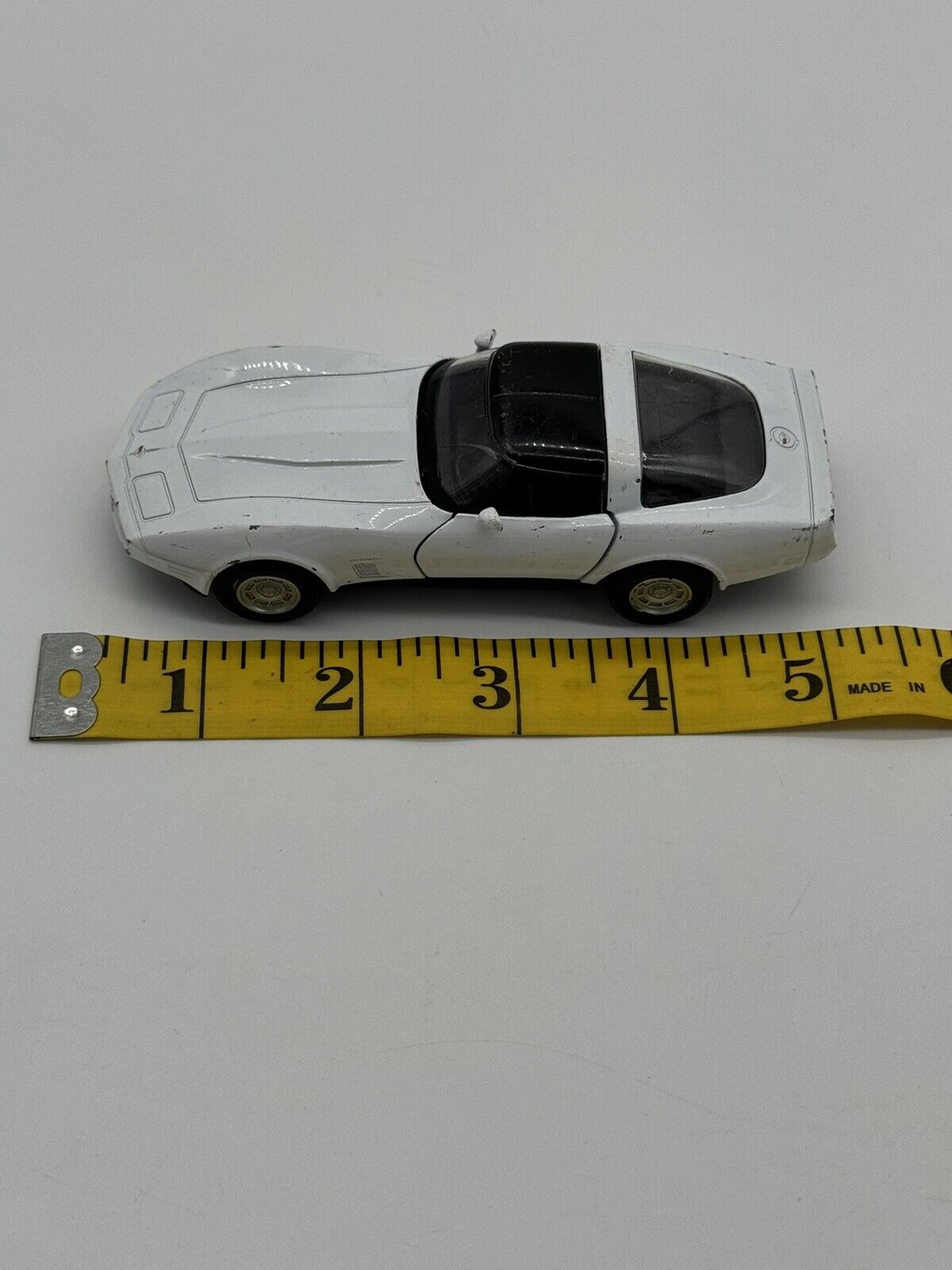 Welly 1982 Chevrolet Chevy Corvette Stingray Coupe White 1/38 Scale DieCast 006