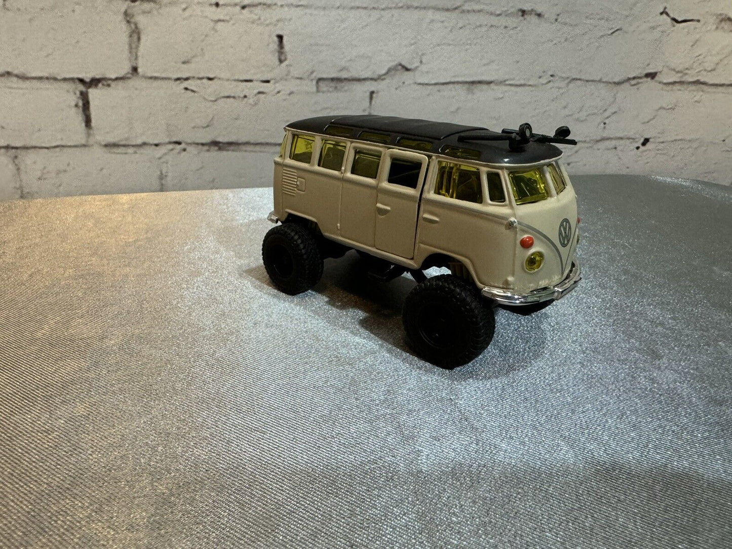 Maisto 4x4 VW Volkswagen Van Samba Off Road, Cream Color, 1/40 VTY 005