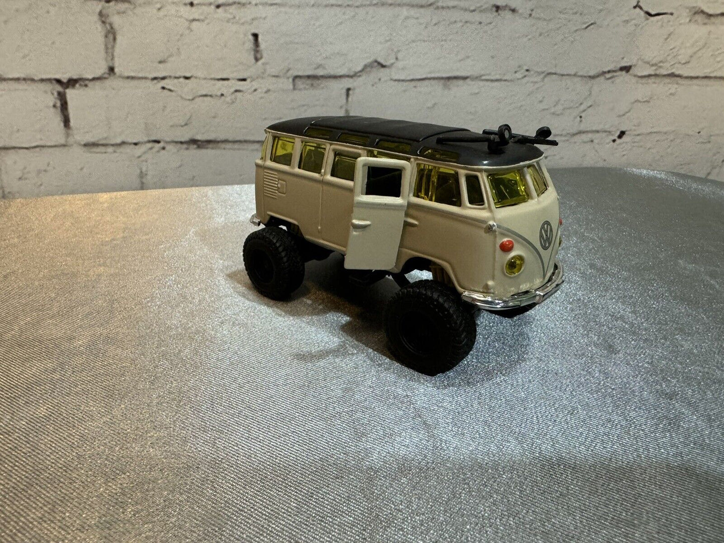 Maisto 4x4 VW Volkswagen Van Samba Off Road, Cream Color, 1/40 VTY 005
