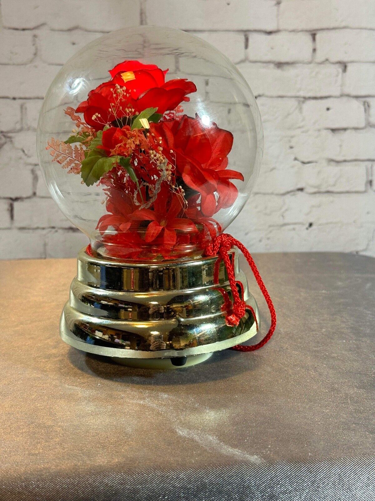 Vintage 1070s Illuminated Red Roses Glass Globe Windup Music Spins VHD QCC