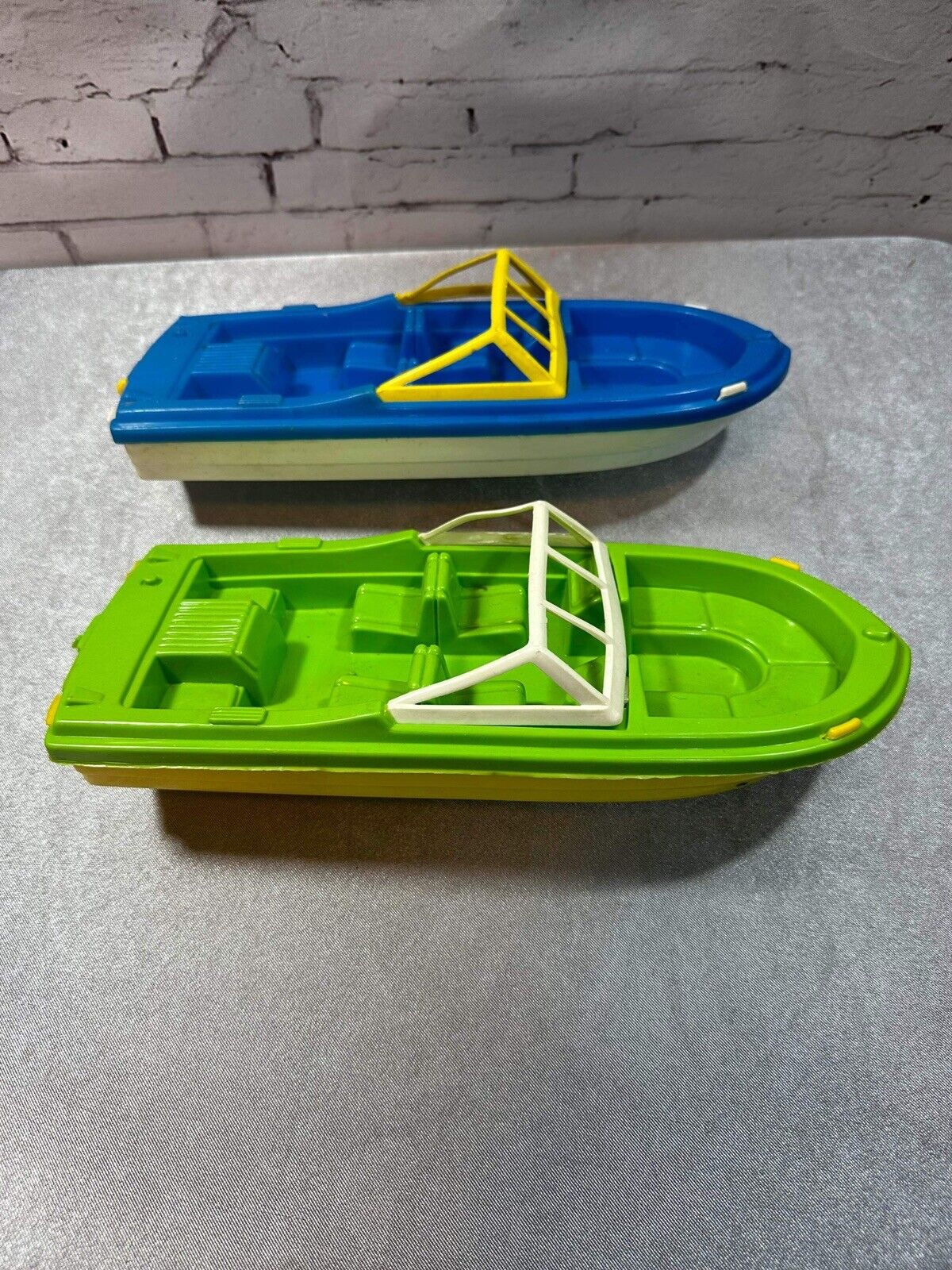 2 VTG GAY TOYS PLASTIC FISHING SPEED BOAT INBOARD USA GREEN & BLUE VTY 004