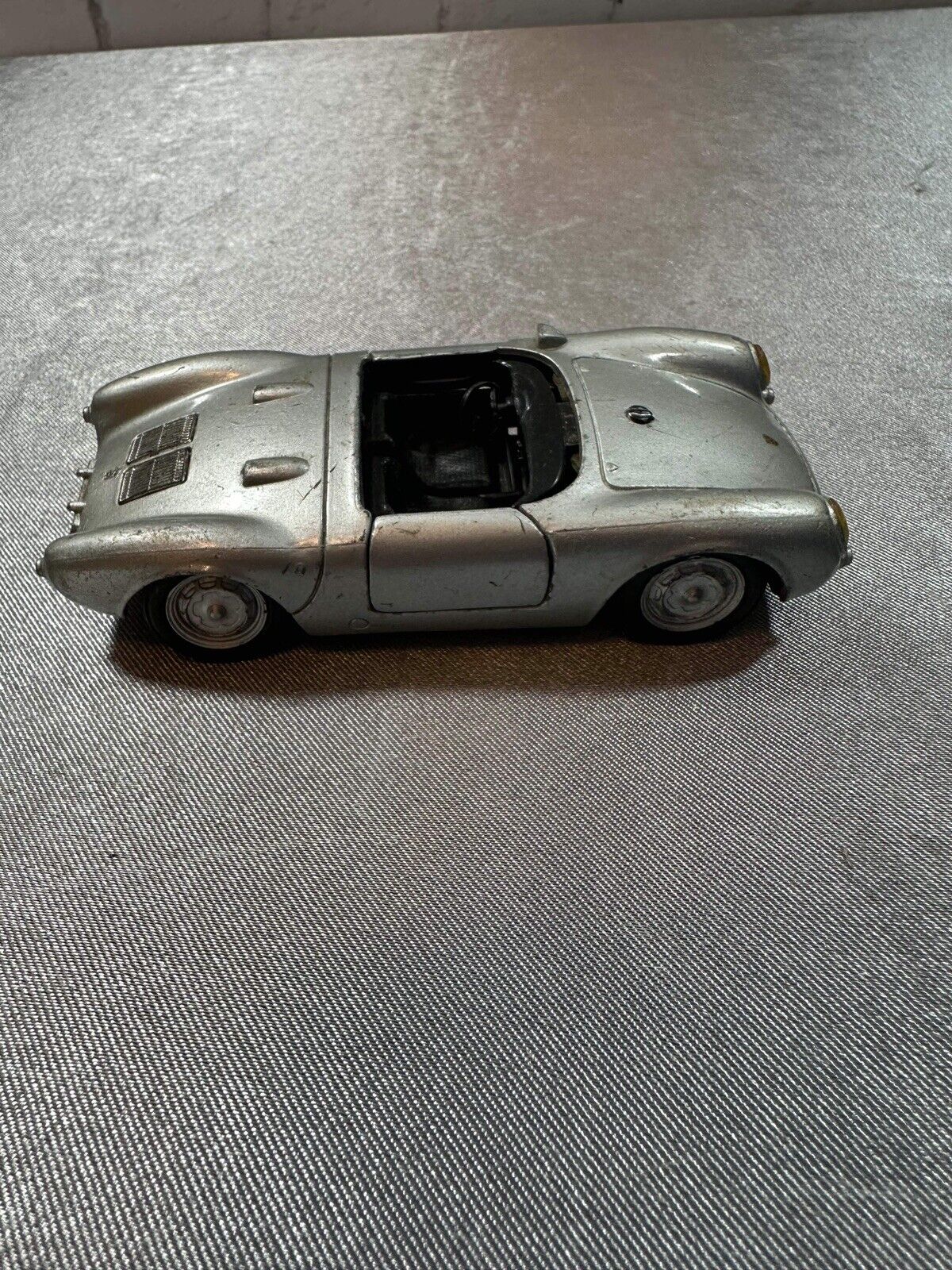 Maisto Porsche 550 A Spyder James Dean 1:32 Scale Model Sports Car D2 VTY 004