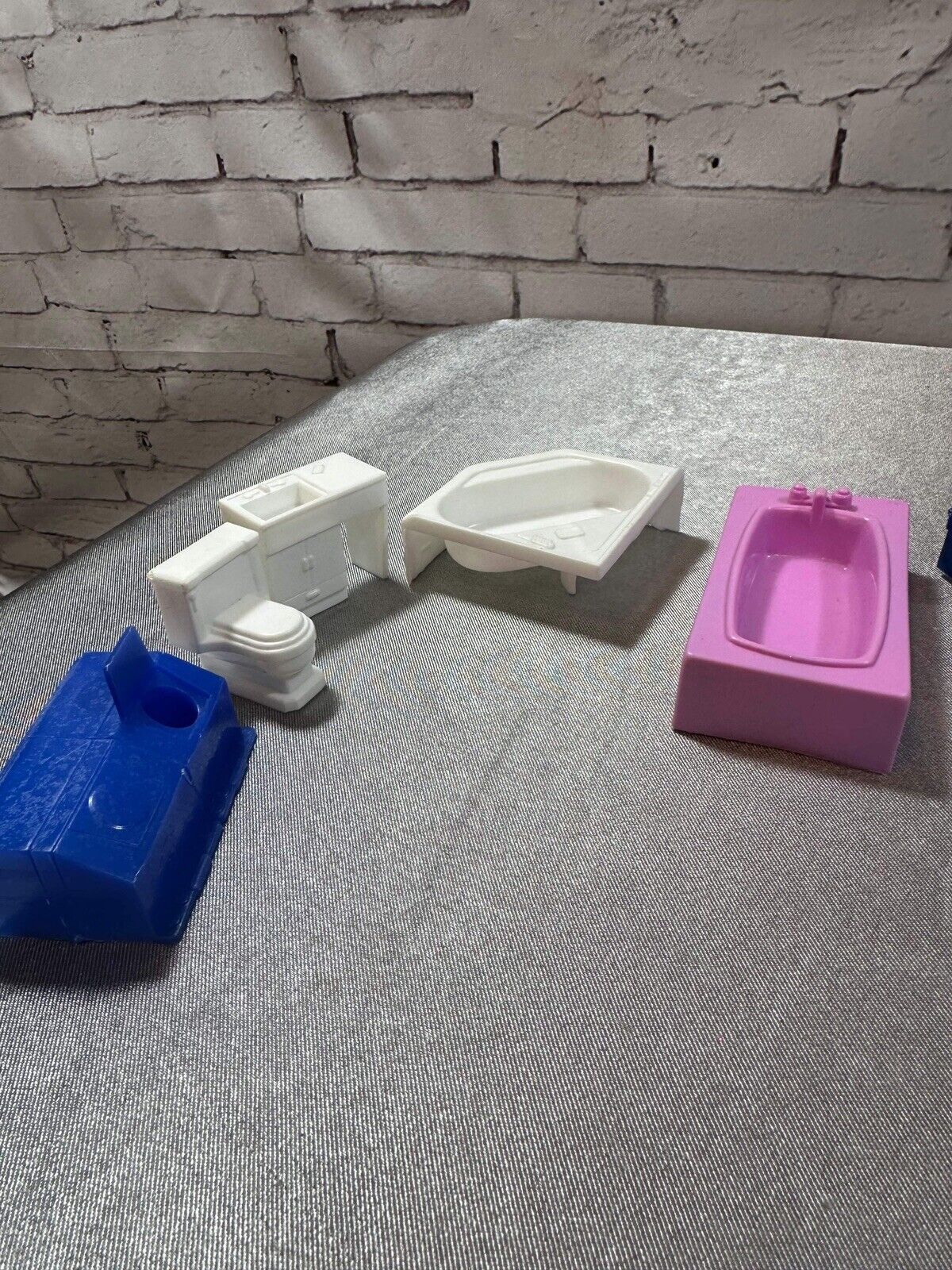 Lot of 14 Vintage Miniature Dollhouse Furniture & Appliances VTY 004