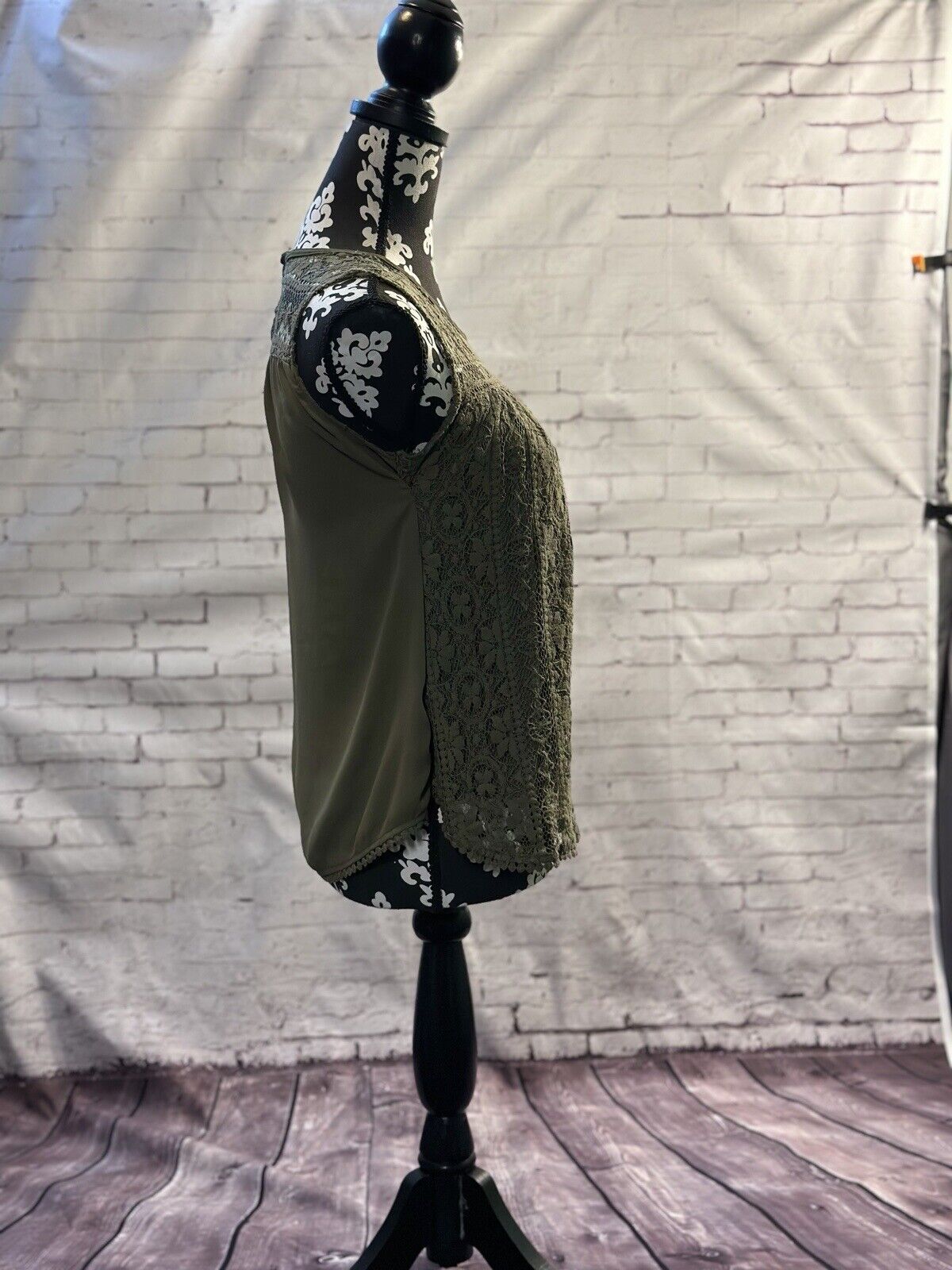 AMERICAN EAGLE Sleeveless, High Neck, Lace Green Top Size S