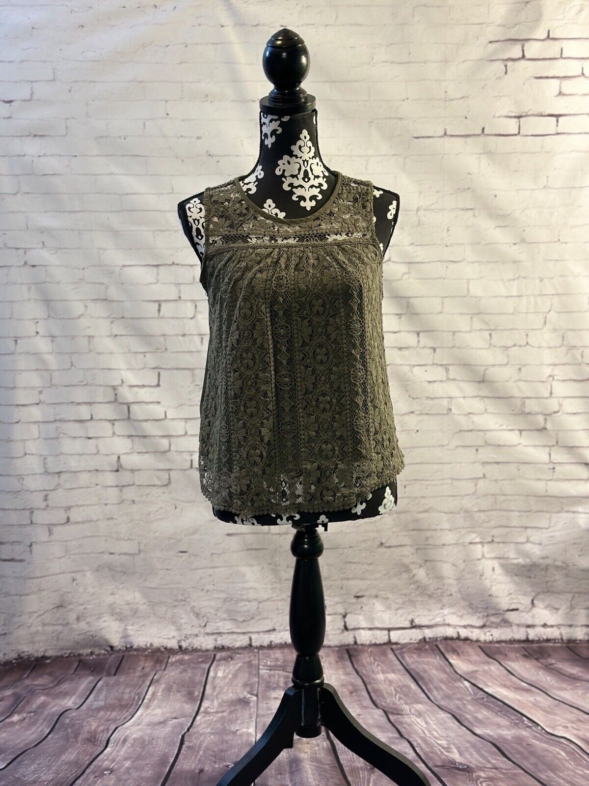 AMERICAN EAGLE Sleeveless, High Neck, Lace Green Top Size S