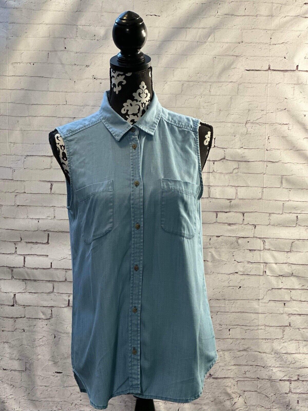 American Eagle Sleeveless Chambray Cut Out Back Button Down Size Small WCLTH
