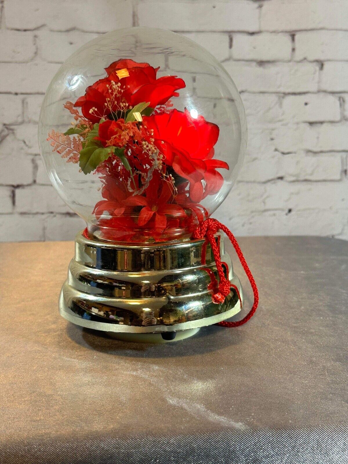 Vintage 1070s Illuminated Red Roses Glass Globe Windup Music Spins VHD QCC