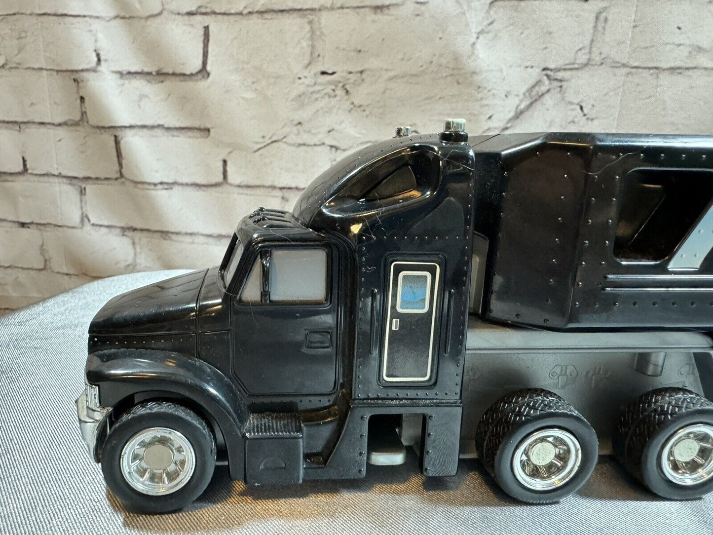1997 Hot Wheels Cargo Carrier Semi Truck Car Hauler w/ 8 Mystery Match Box VTY