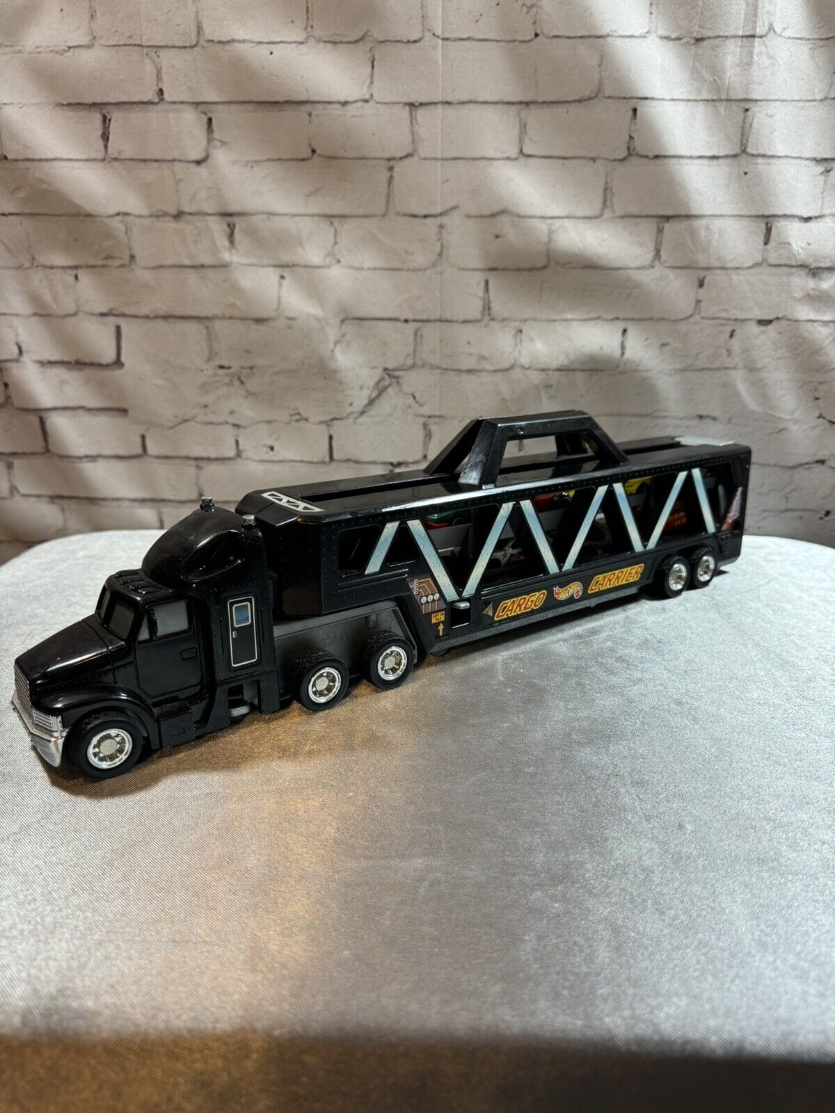 1997 Hot Wheels Cargo Carrier Semi Truck Car Hauler w/ 8 Mystery Match Box VTY