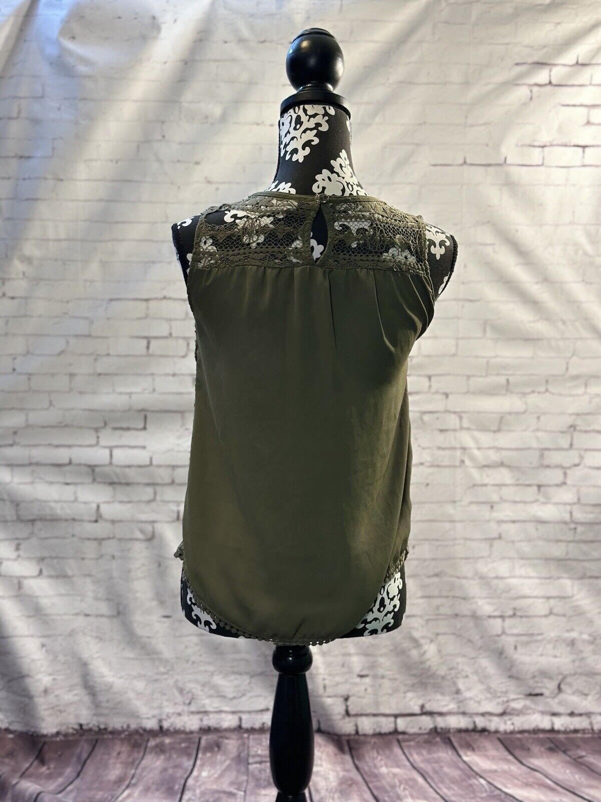 AMERICAN EAGLE Sleeveless, High Neck, Lace Green Top Size S