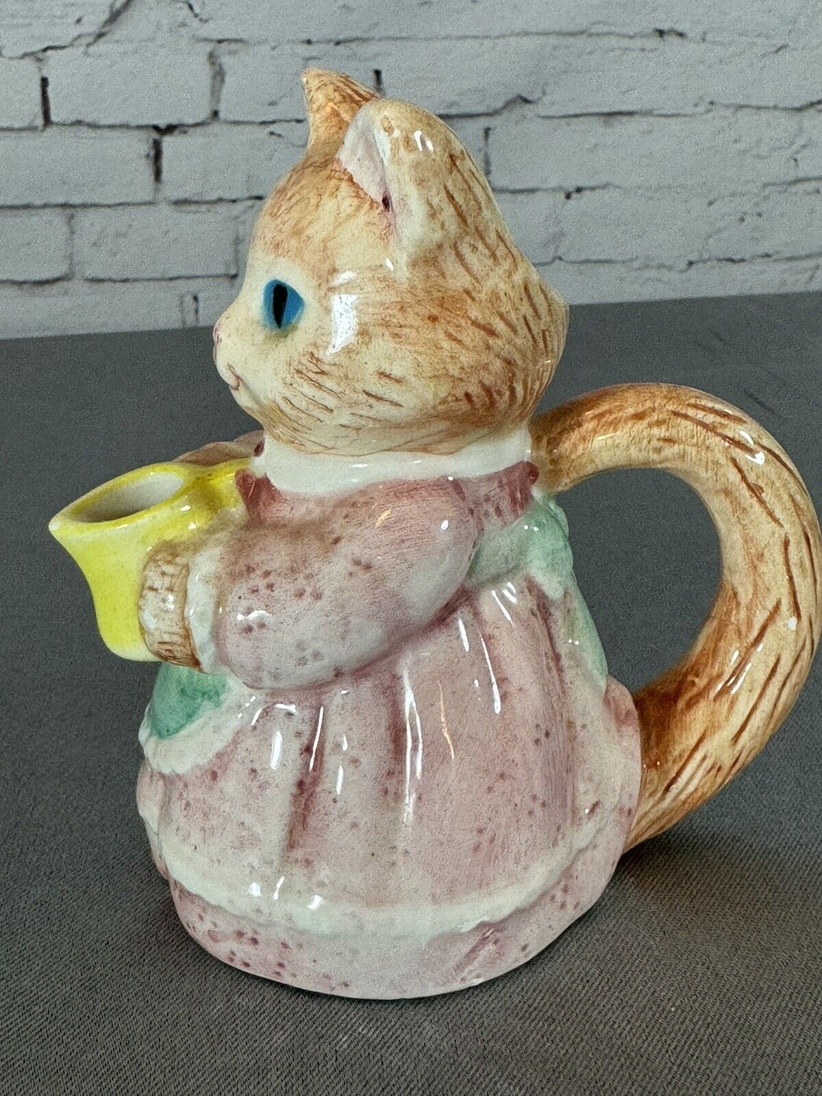 1991 VTG AVON CAT CREAMER PITCHER - HALF OF THE SET, SHE NEEDS HER SUGAR VFG