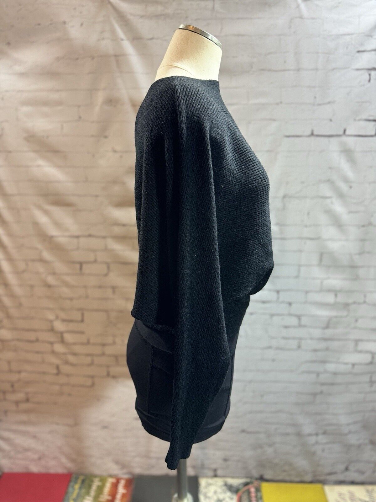 Women’s SZ M oversized Tunic Fitted Waistline Slit Neck Sweater - WCLTH 001