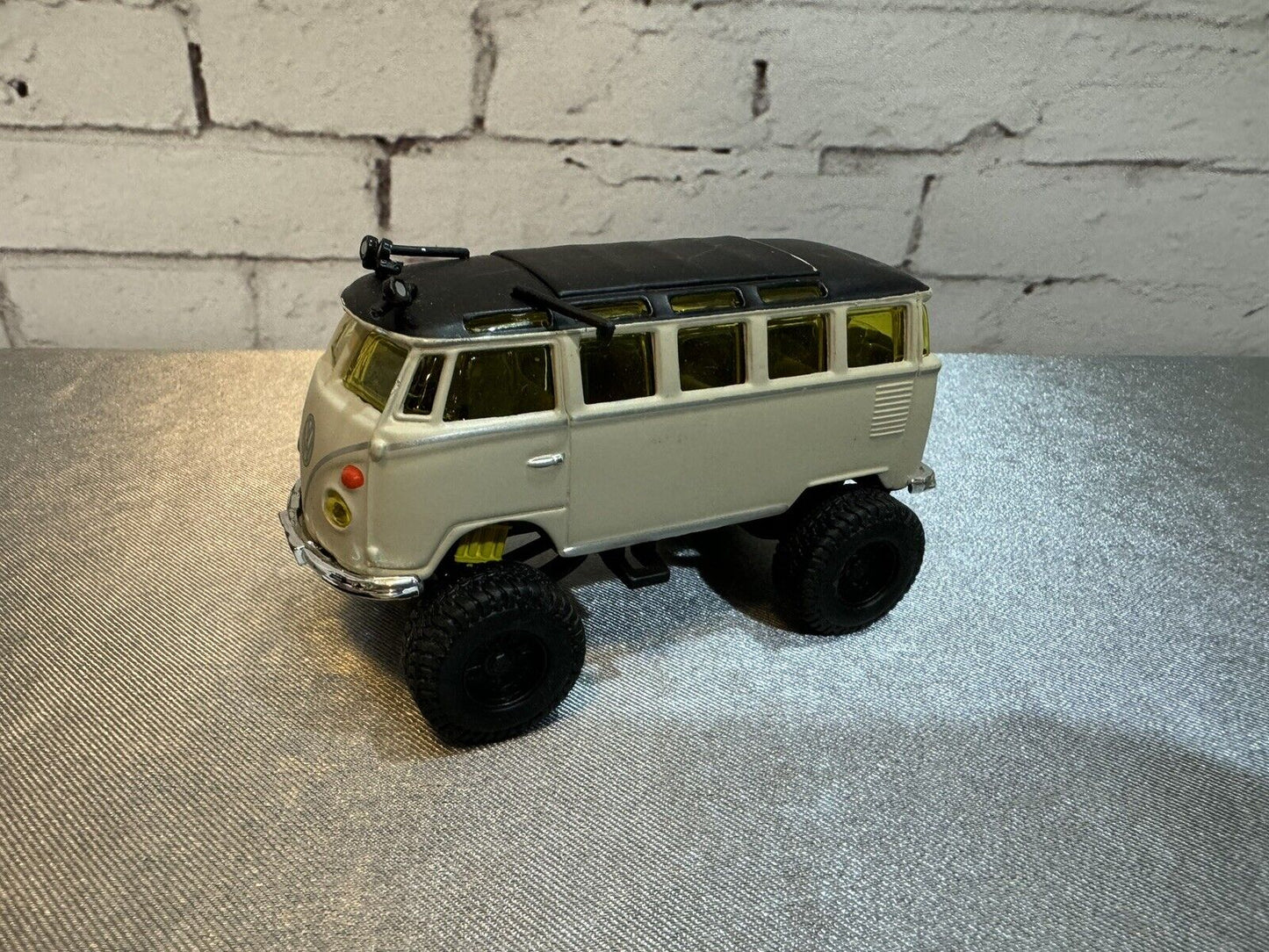 Maisto 4x4 VW Volkswagen Van Samba Off Road, Cream Color, 1/40 VTY 005