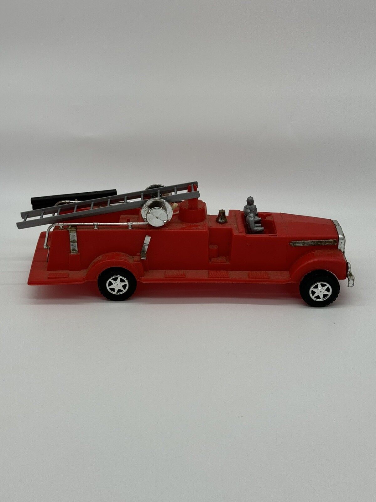 VINTAGE MPC FIRE TRUCK PLASTIC FIREMEN TRUCK, FIGURES & MORE VTY
