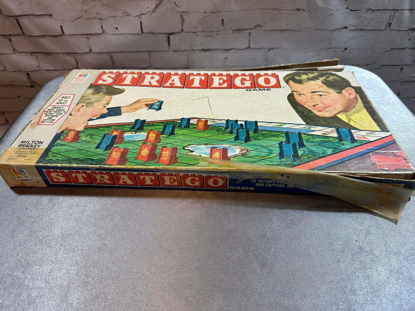 Vintage 1970 Stratego War Strategy Board Game 4916 complete. Damage Box. VTY