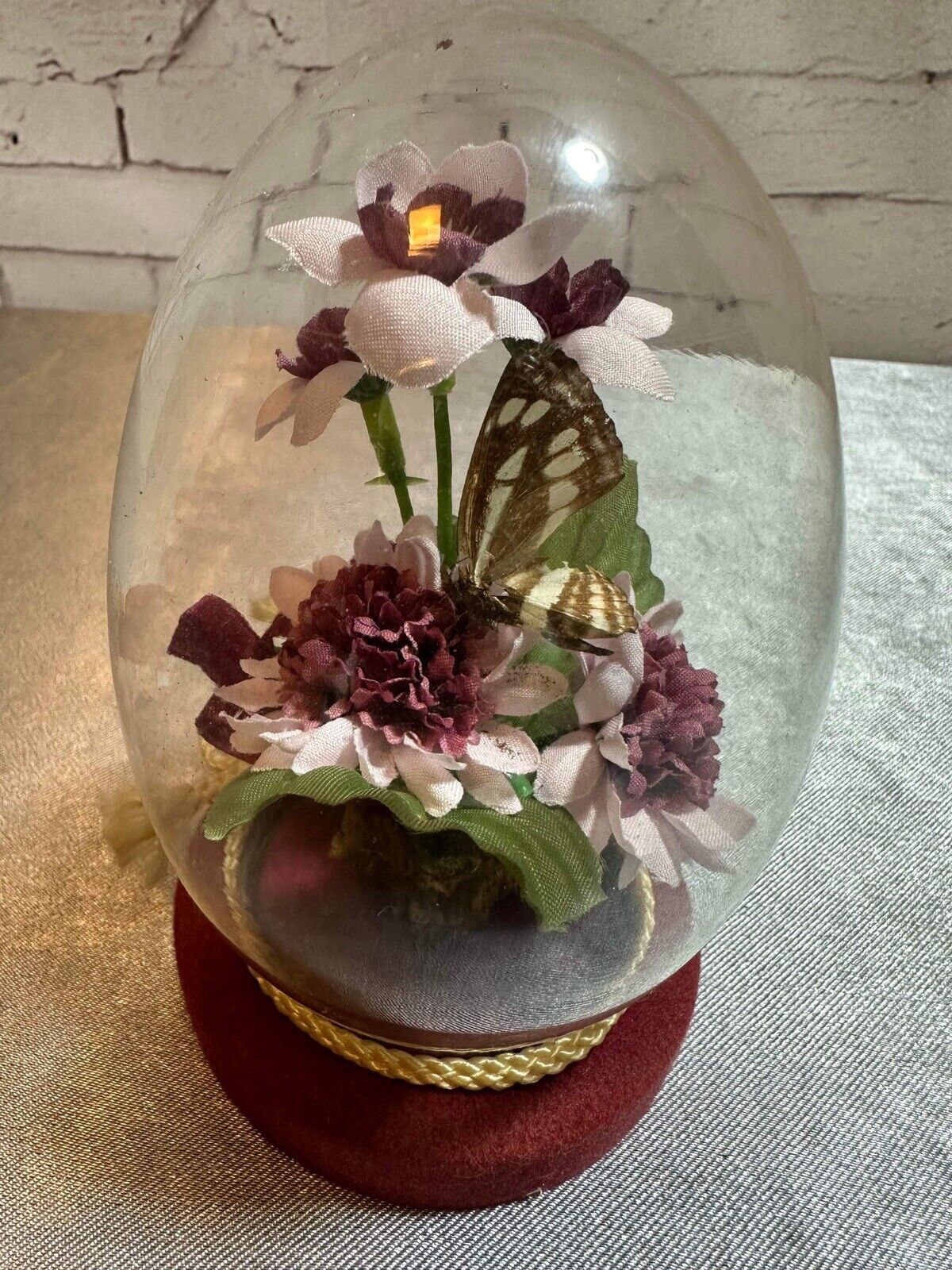 VGT Real Butterfly Taxidermy w/ Silk Flowers in Glass Dome on Wood Base VFG QCC