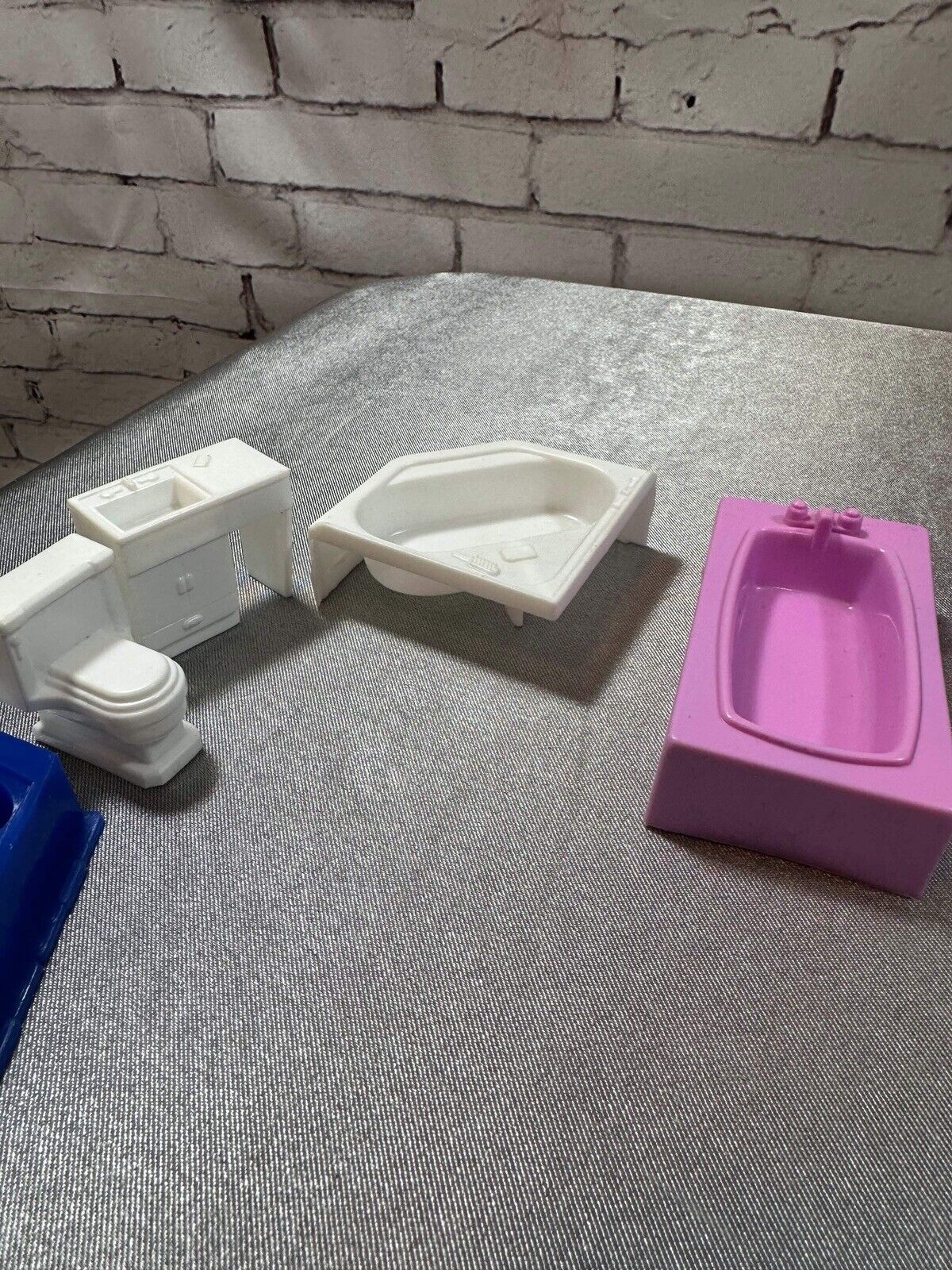 Lot of 14 Vintage Miniature Dollhouse Furniture & Appliances VTY 004